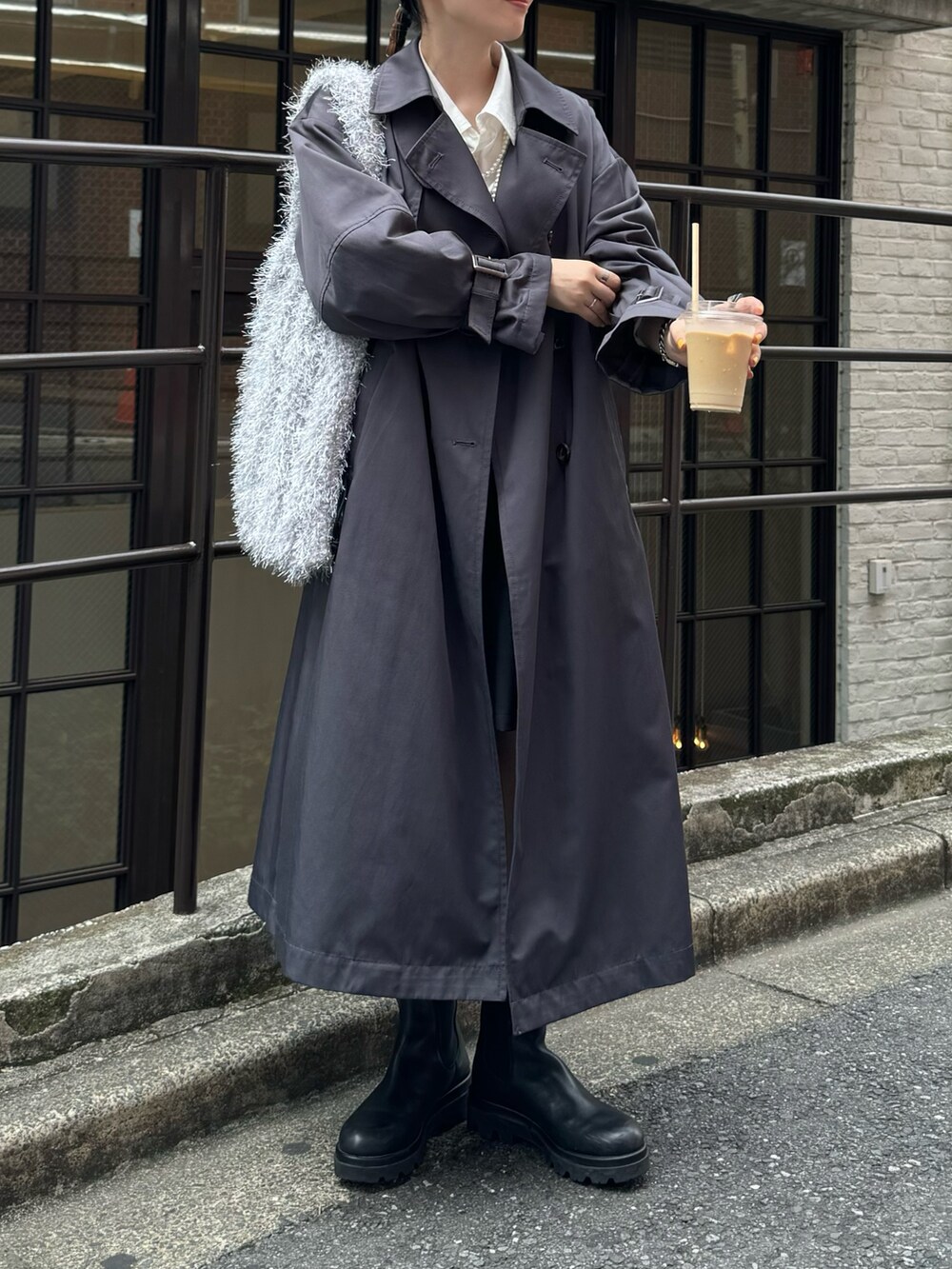 グレー系のトートバッグ、ブラック系のその他パンツ、ホワイト系のシャツ/ブラウスを着用したレディースの秋コーディネートの5枚目の写真