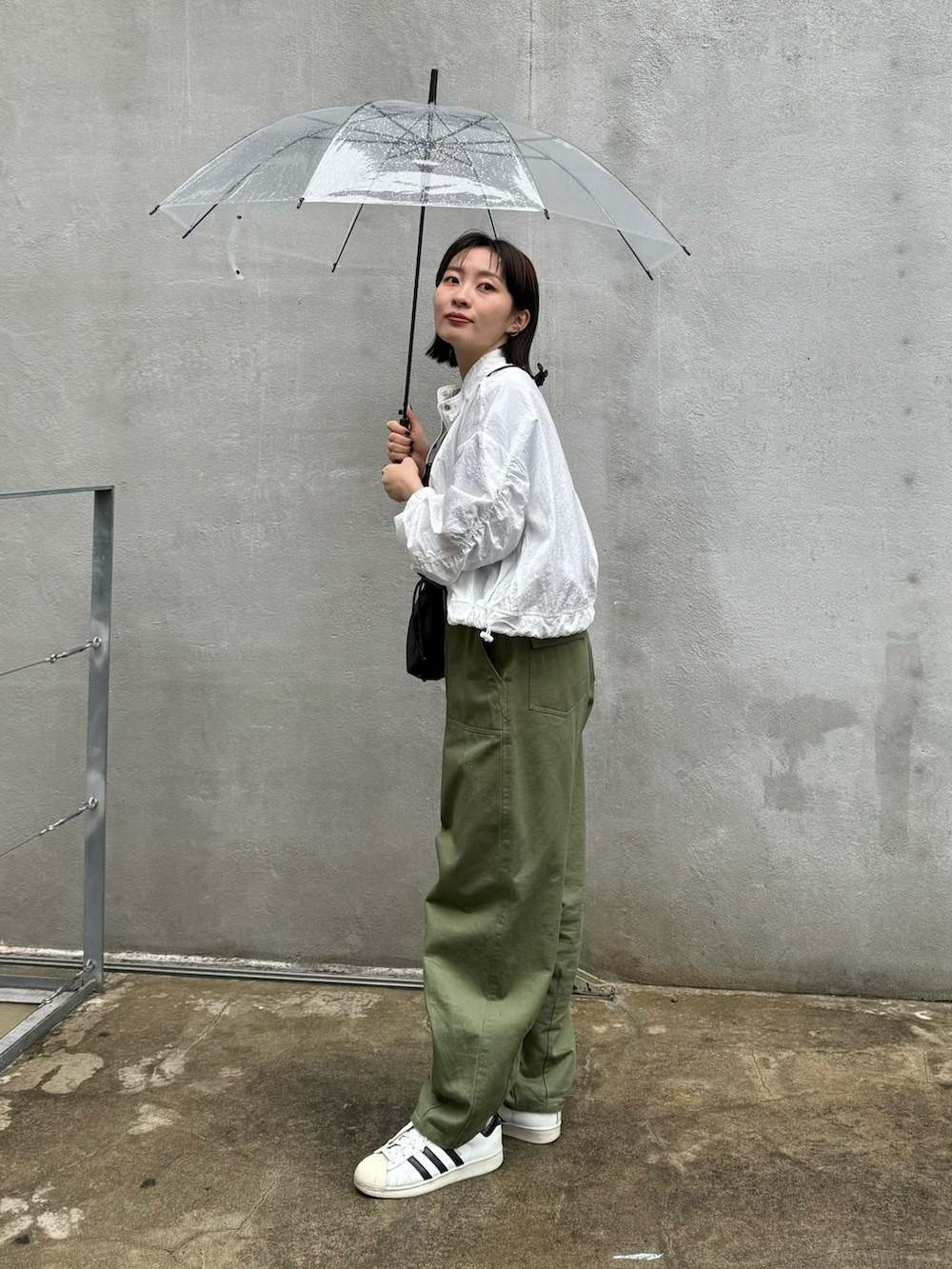 ホワイト系のブルゾン、パープル系のTシャツ/カットソー、グリーン系のその他パンツを着用したレディースの春コーディネートの2枚目の写真