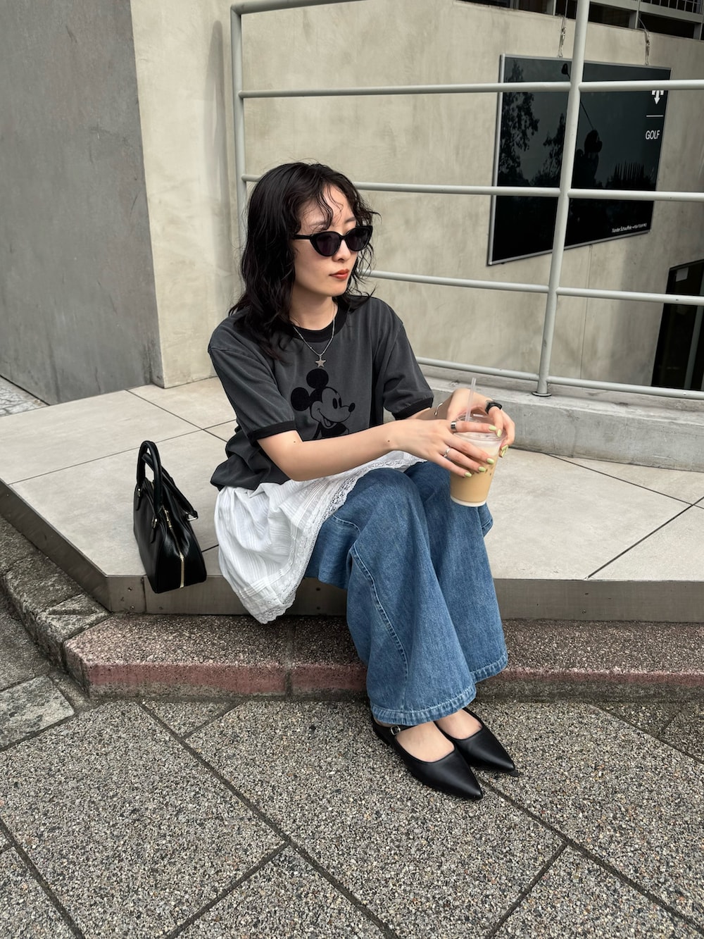 「デートコーデ、ミニスカート、レイヤードスタイル、デニム、サングラス、夏コーデ、韓国ファッション、大人カジュアルコーデ、春夏コーデ、シンプル、白スカート、レーススカート、Tシャツ、ミッキー、低身長コーデ」｜「fredy emueの【GOOD ROCK SPEED/グッドロックスピード】Disney MickeyリンガーTシャツ（Tシャツ/カットソー、グレー系）」を使った、スダサチカさん（骨格ナチュラル・レディース・155cm）の夏コーディネートの5枚目の写真