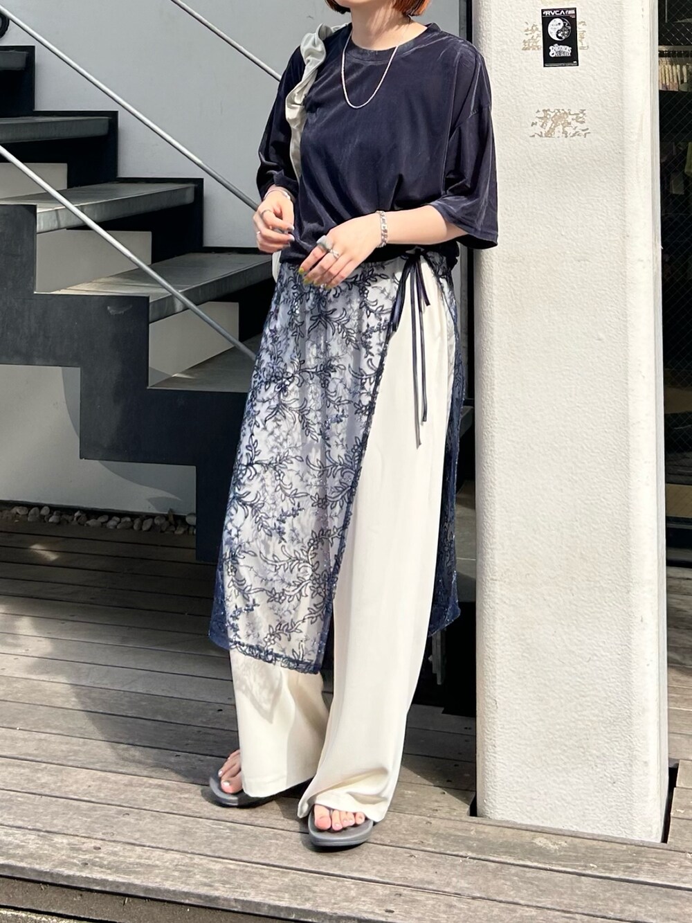 ブルー系のスカート、ホワイト系のその他パンツ、グレー系のサンダルを着用したレディースの夏コーディネートの5枚目の写真