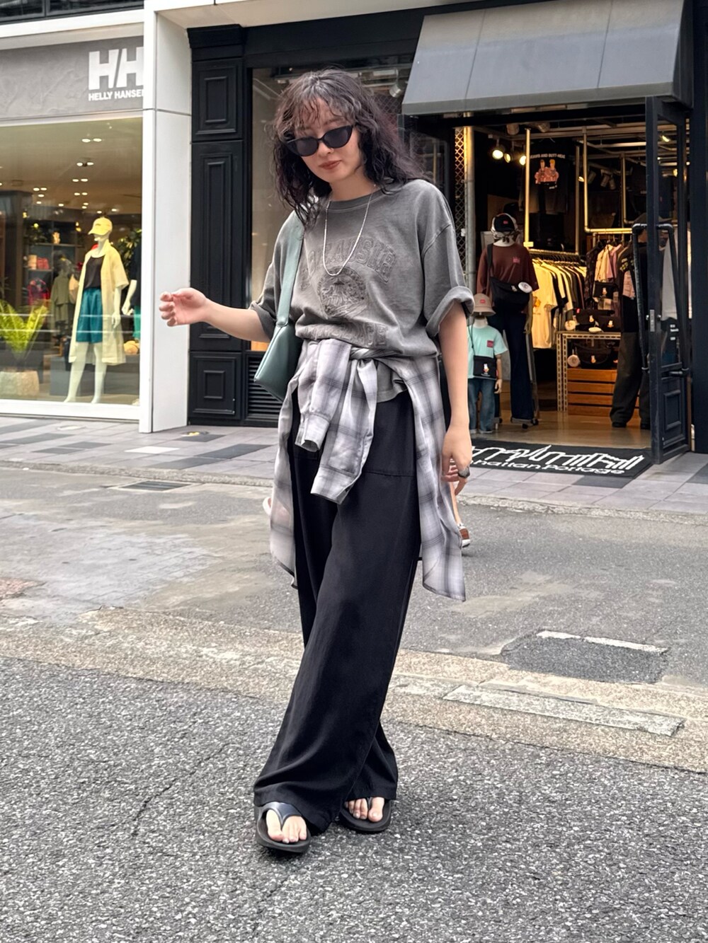 グレー系のTシャツ/カットソー、ブラック系のその他パンツ、グレー系のシャツ/ブラウスを着用したレディースの夏コーディネートの7枚目の写真