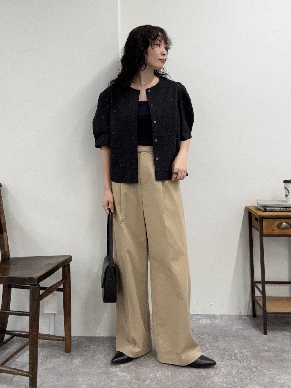 「デートコーデ、きれいめカジュアル、夏コーデ、韓国ファッション、夏服コーデ、オトナカワイイ、シンプルカジュアル、キレイめカジュアル、ブラウス、ブラウスコーデ、ハート、チノパン、低身長コーデ、FREDY&GLOSTER、春夏コーデ」｜「fredy emueの【WEB限定カラーあり】コットンリップルハート刺繍ブラウス（シャツ/ブラウス、ブラック系）」を使った、スダサチカさん（骨格ナチュラル・レディース・155cm）の夏コーディネートの6枚目の写真