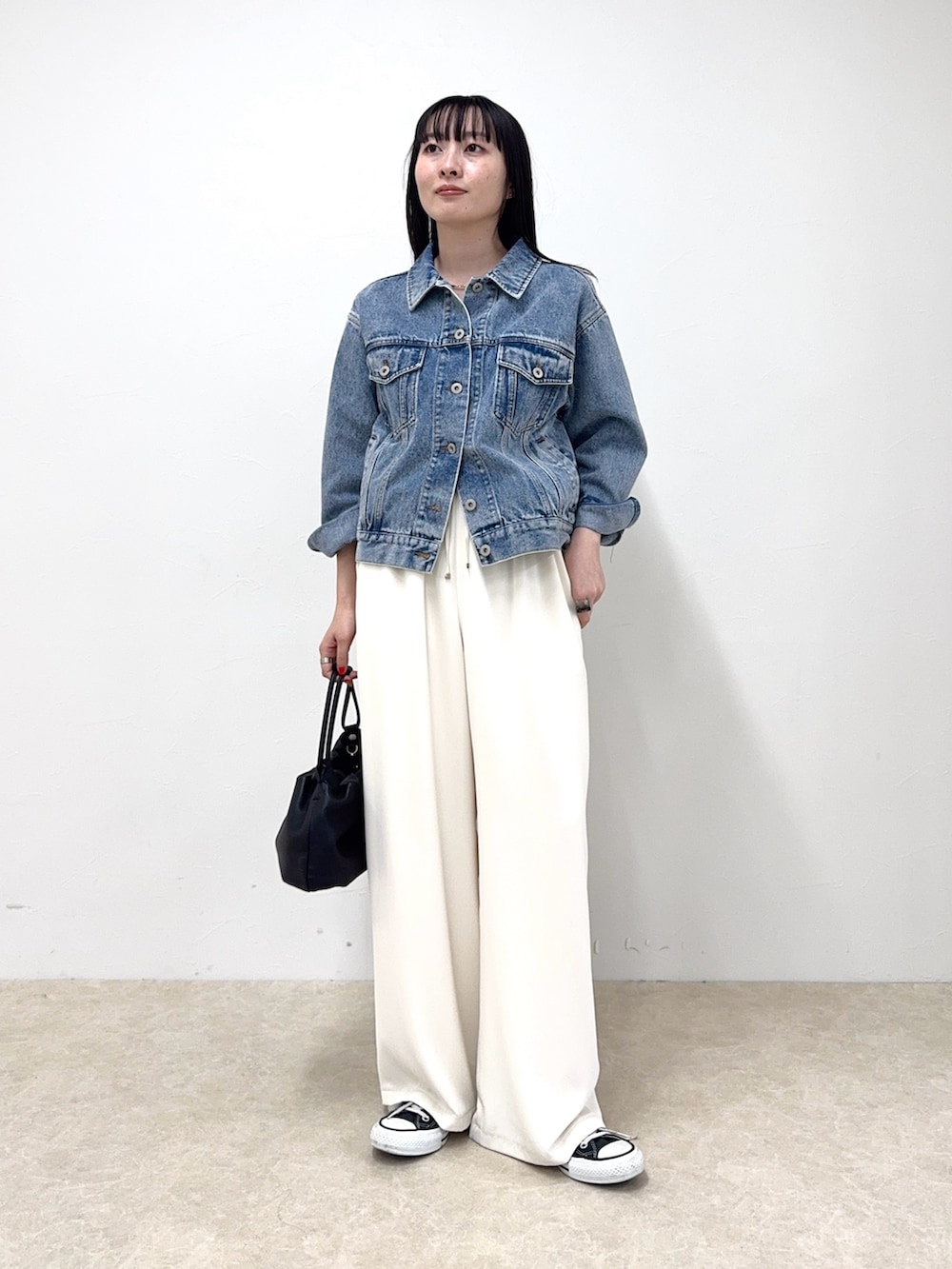 ブルー系のデニムジャケット、ホワイト系のその他パンツを着用したレディースの冬コーディネートの2枚目の写真