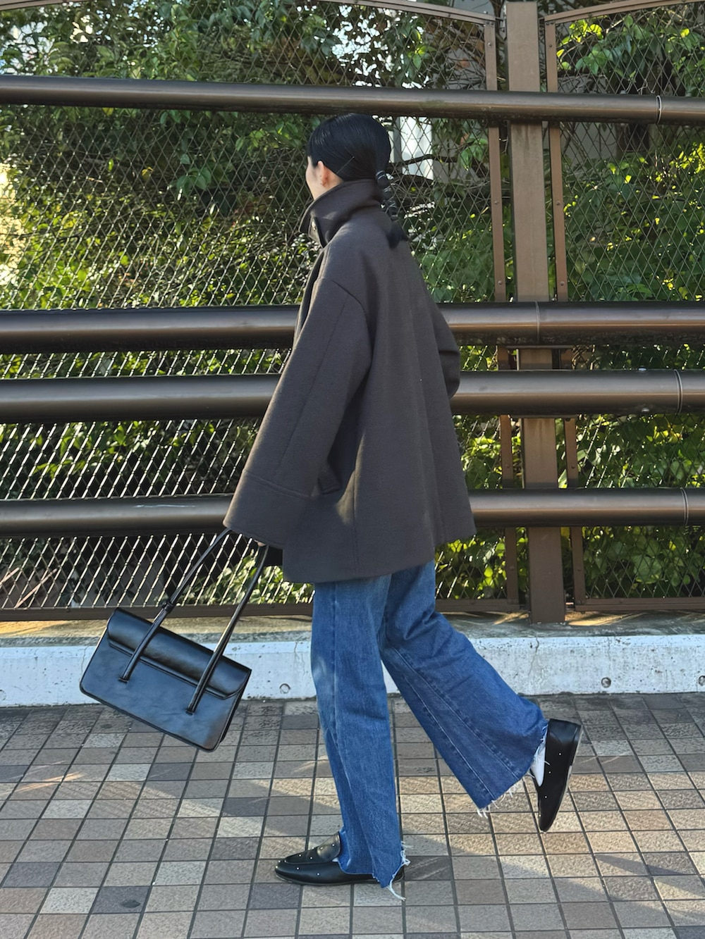 「お出かけコーデ、冬アウター、デニム、クリスマスに着たい服、冬コーデ、休日スタイル、秋冬コーデ、ピーコート、デニムパンツ、オペラシューズ、シンプルコーデ、オトナカジュアル、FREDY&GLOSTER、低身長コーデ、グレー」｜「fredy emueのウール混ミドル丈Pコート（ピーコート、グレー系）」を使った、スダサチカさん（レディース・155cm）の冬コーディネートの5枚目の写真