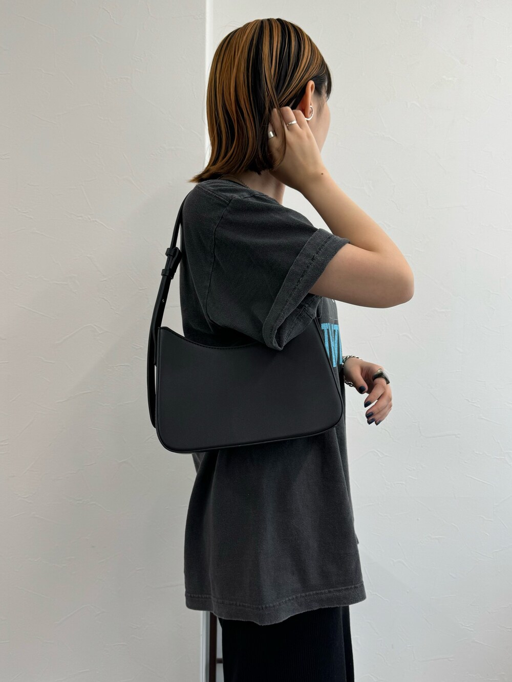 ブラック系のスカート、シルバー系のサンダル、グレー系のTシャツ/カットソーを着用したレディースの夏コーディネートの5枚目の写真