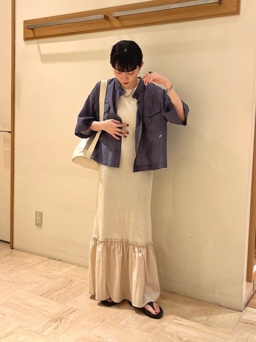 ホワイト系のワンピース、グレー系のシャツ/ブラウス、ホワイト系のボディバッグ/ウエストポーチを着用したレディースの夏コーディネートの2枚目の写真