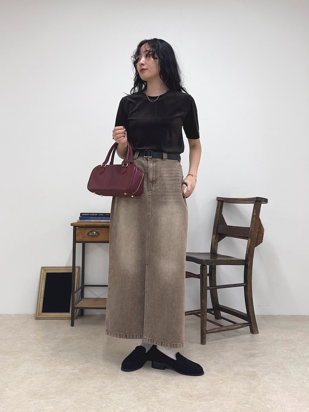 「お出かけコーデ、ロングスカート、休日スタイル、デニム、ブラウン、大人カジュアルコーデ、夏服、夏コーデ、秋服準備はじめました、デニムスカート、ワントーンコーデ、ベロア、ベロアトップス、低身長コーデ、ローファー」｜「fredy emueのベロア半袖Tシャツ（Tシャツ/カットソー、ブラウン系）」を使った、スダサチカさん（レディース・155cm）の夏コーディネートの6枚目の写真