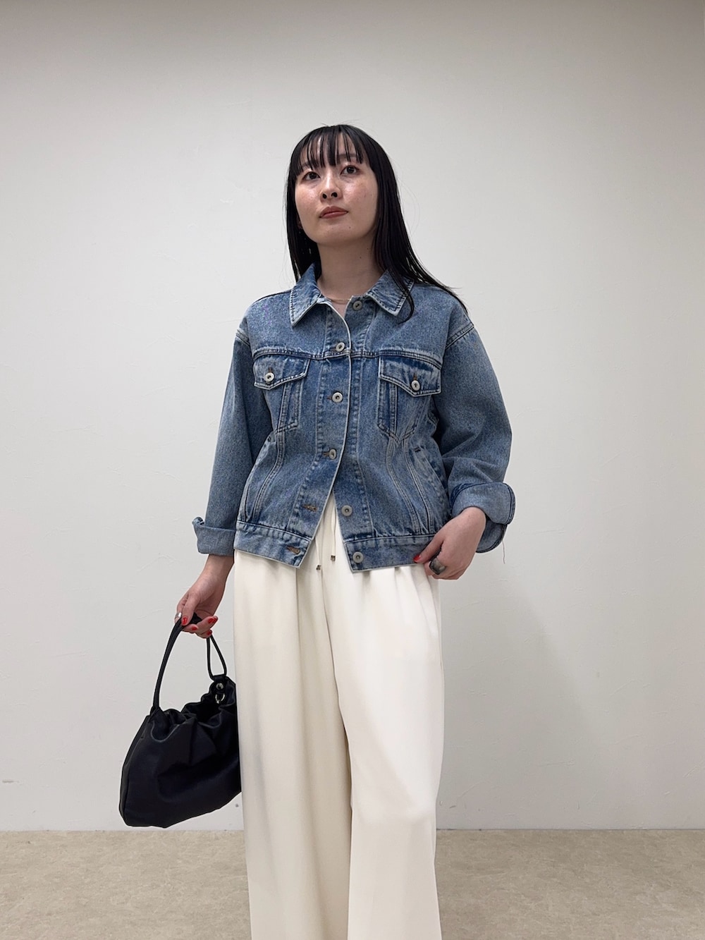 ブルー系のデニムジャケット、ホワイト系のその他パンツを着用したレディースの冬コーディネートの5枚目の写真