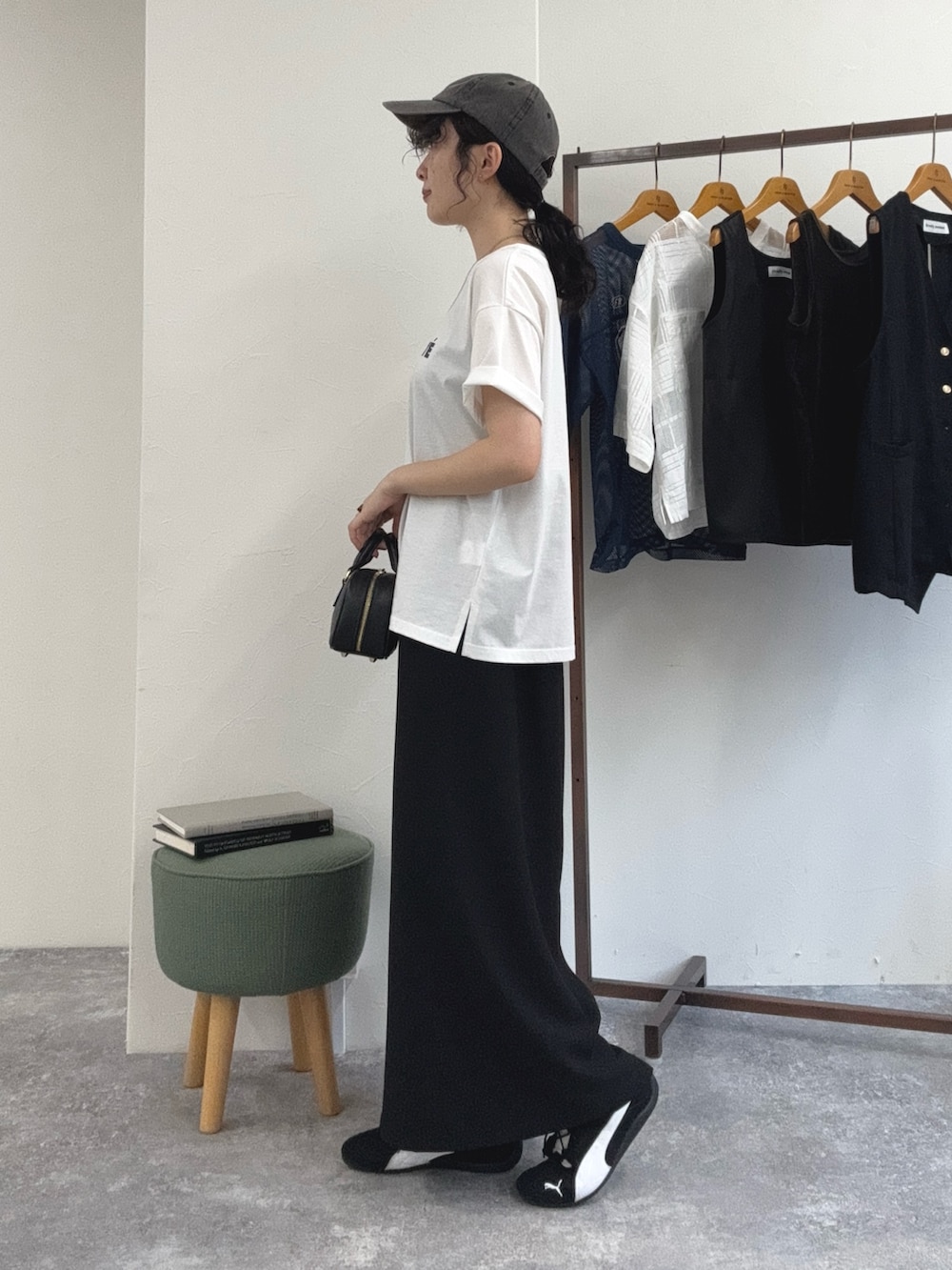 「白Tシャツ、シンプルコーデ、夏コーデ、スニーカー、お出かけコーデ、ロングスカート、モノトーン、キャップ、着回しコーデ、大人カジュアル、スカートスタイル、タイトスカート、ロゴT、Tシャツコーデ、セールコーデ」｜「fredy emueのシルケットサマーロゴ半袖Tシャツ（Tシャツ/カットソー、ホワイト系）」を使った、スダサチカさん（レディース・155cm）の夏コーディネートの3枚目の写真