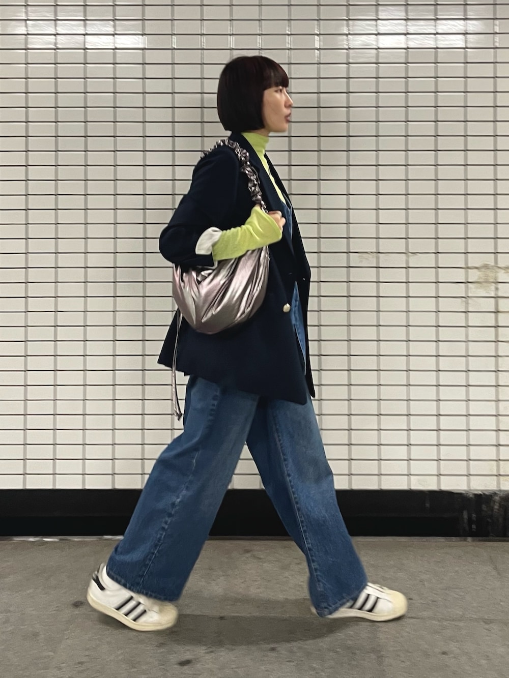 イエロー系のTシャツ/カットソー、ブルー系のデニムパンツ、ブルー系のシャツ/ブラウスを着用したレディースの春コーディネートの2枚目の写真