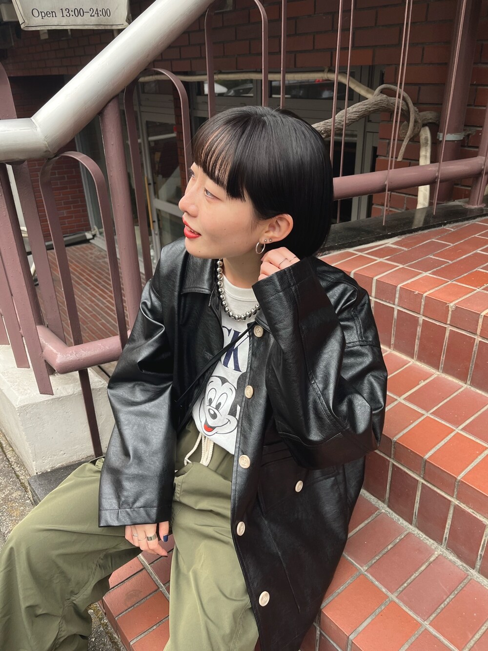 「古着MIX、古着コーデ、レザージャケット、レザー、フェイクレザー、カーゴパンツ、カーゴパンツコーデ、ユニセックス、メンズライク、グルカサンダル、ミッキー、ミッキーT、ゆるコーデ、休日コーデ、お出かけコーデ」｜「fredy emueのフェイクレザーブルゾン（ブルゾン、ブラック系）」を使った、スダサチカさん（レディース・155cm）の冬コーディネートの2枚目の写真