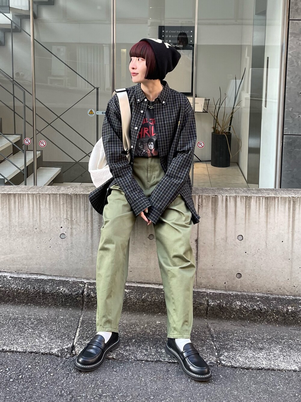 グリーン系のシャツ/ブラウス、グレー系のTシャツ/カットソー、グリーン系のその他パンツを着用したレディースの春コーディネートの2枚目の写真