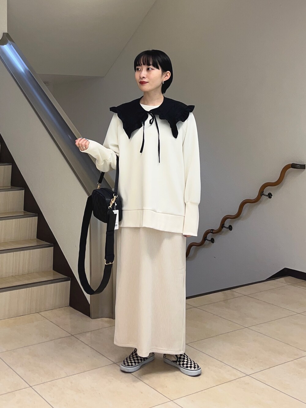 ホワイト系のTシャツ/カットソー、ブラック系のシャツ/ブラウス、ホワイト系のワンピースを着用したレディースの冬コーディネートの2枚目の写真