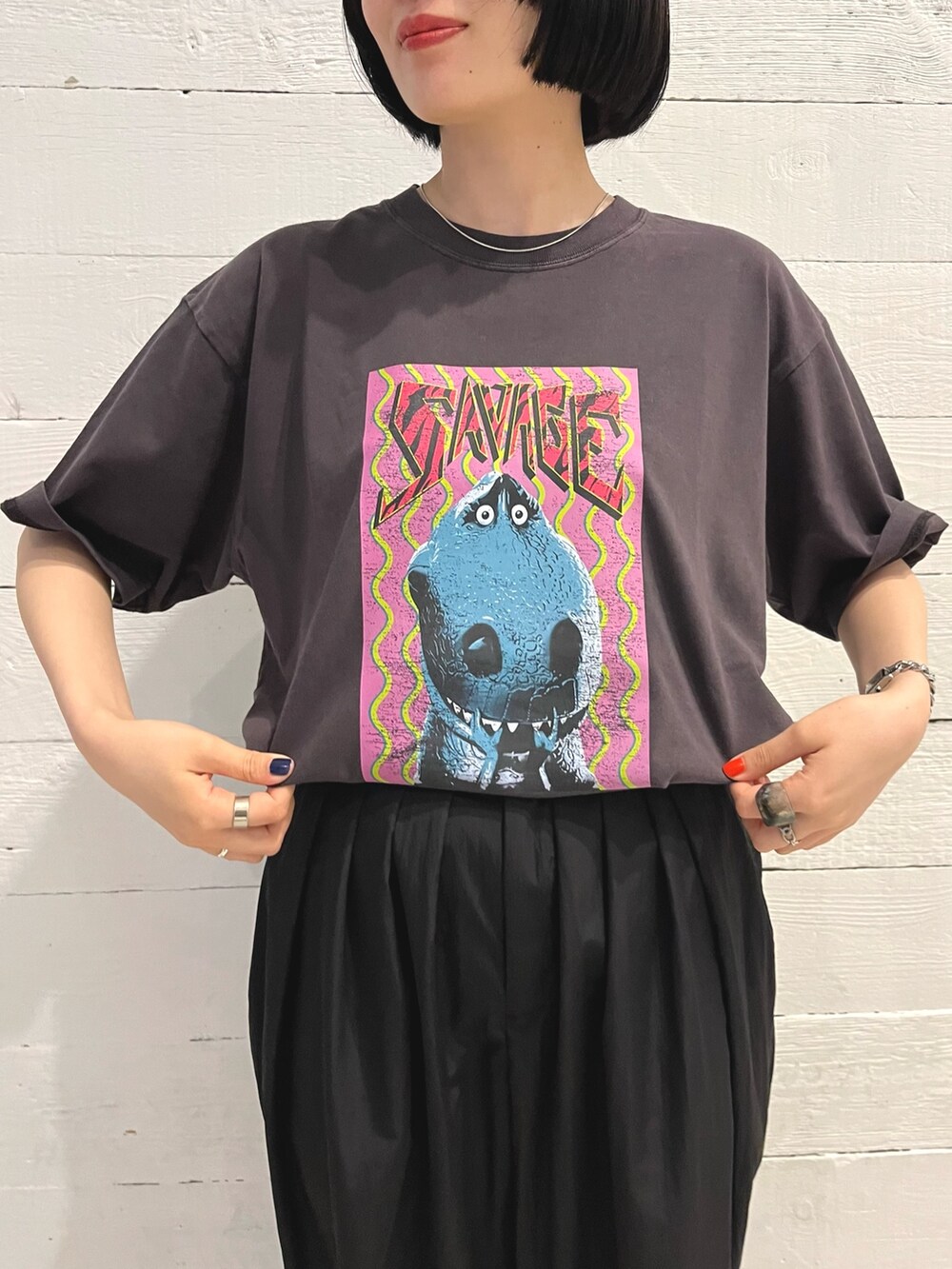 ブラック系のその他パンツ、ブラック系のTシャツ/カットソー、ブラック系のサンダルを着用したレディースの春コーディネートの3枚目の写真