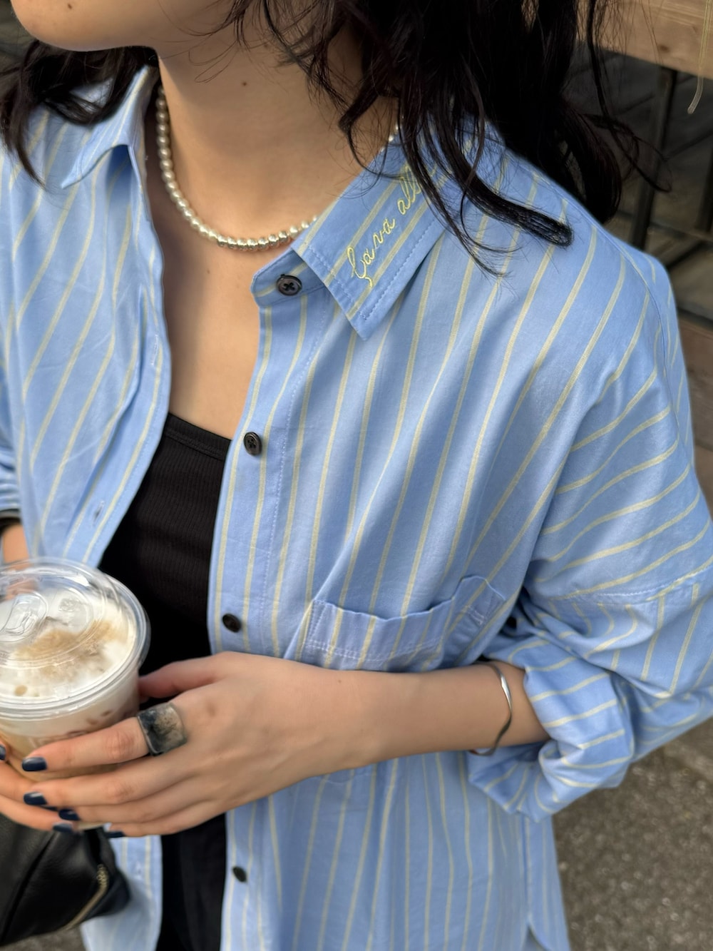 「大人カジュアル、お出かけコーデ、ストライプシャツ、春夏コーデ、シンプルコーデ、おでかけコーデ、春服コーデ、パンツスタイル、着回しコーデ、チノパン、春コーデ、シャツスタイル、ブルーシャツ、ワントーンコーデ、低身長コーデ」｜「fredy emueの刺繍入りオーバーシャツ（シャツ/ブラウス、ブルー系）」を使った、スダサチカさん（骨格ナチュラル・レディース・155cm）の春コーディネートの8枚目の写真