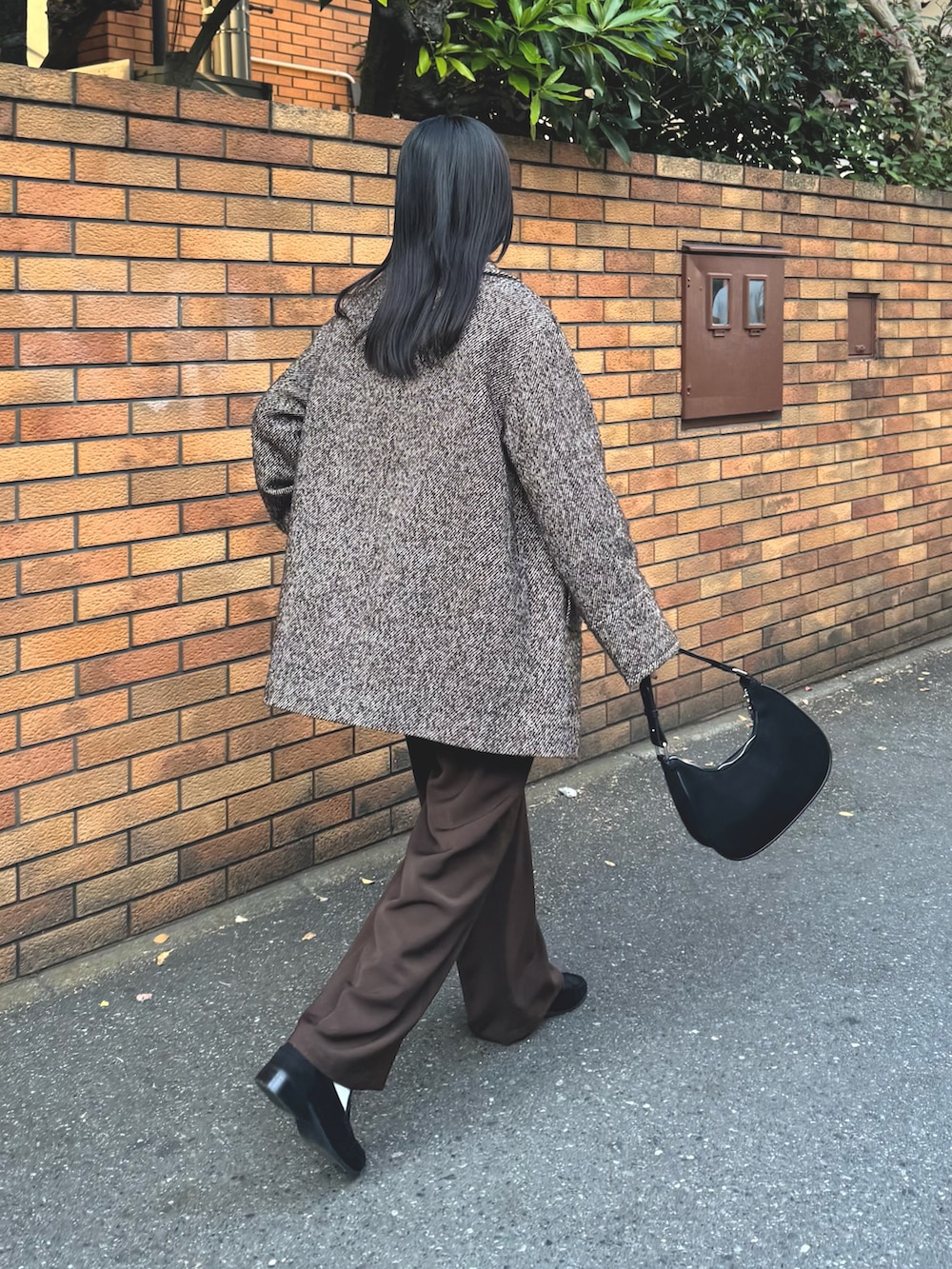 ベージュ系のピーコート、ブルー系のシャツ/ブラウス、ブラウン系のその他パンツを着用したレディースの秋コーディネートの4枚目の写真