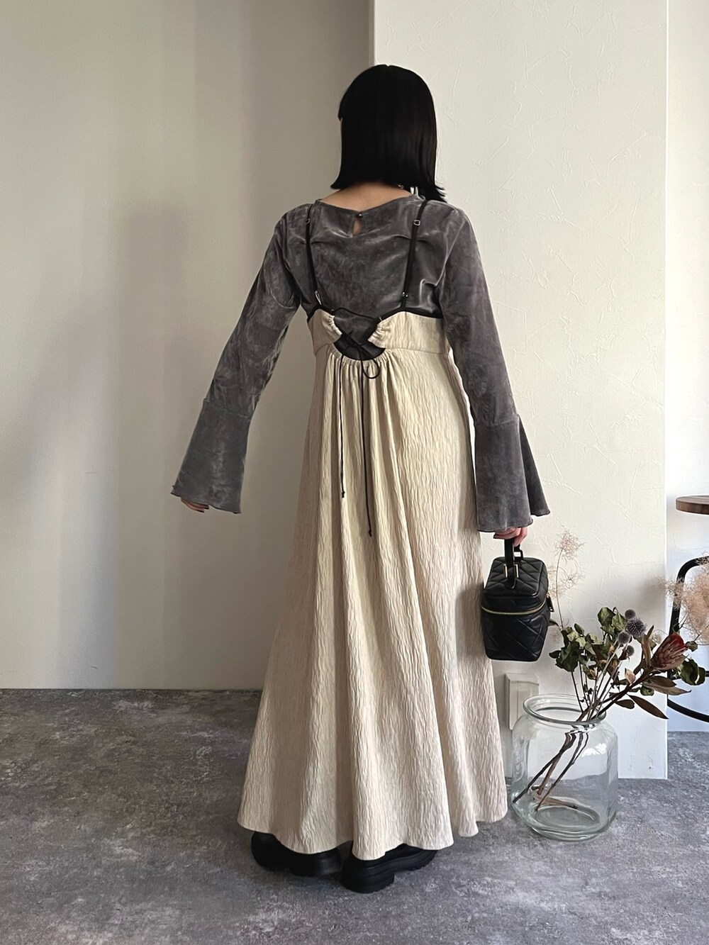 グレー系のTシャツ/カットソー、ベージュ系のワンピースを着用したレディースの秋コーディネートの3枚目の写真