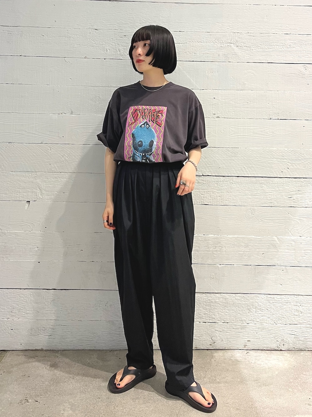 ブラック系のその他パンツ、ブラック系のTシャツ/カットソー、ブラック系のサンダルを着用したレディースの春コーディネートの2枚目の写真