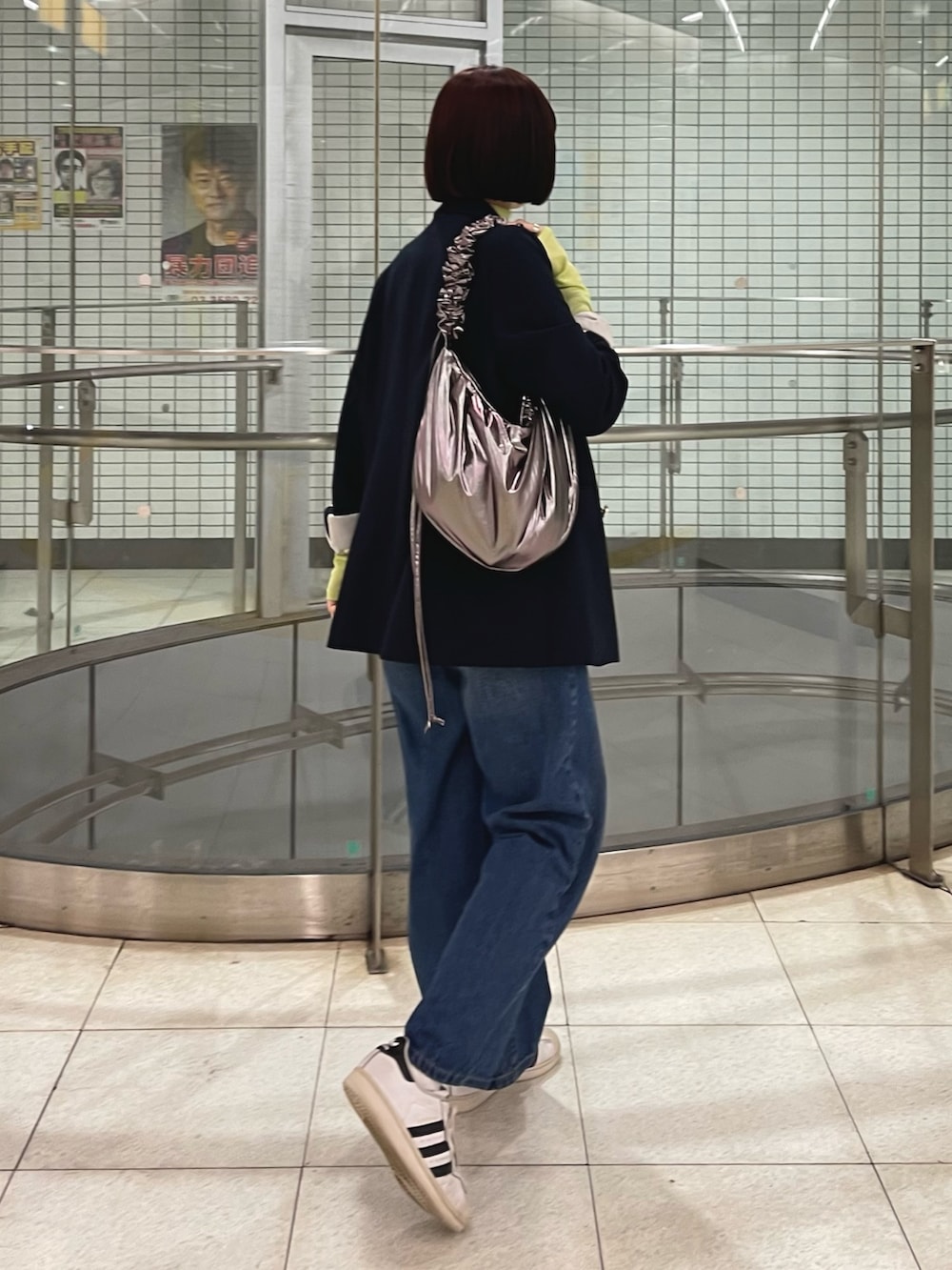 イエロー系のTシャツ/カットソー、ブルー系のデニムパンツ、ブルー系のシャツ/ブラウスを着用したレディースの春コーディネートの3枚目の写真