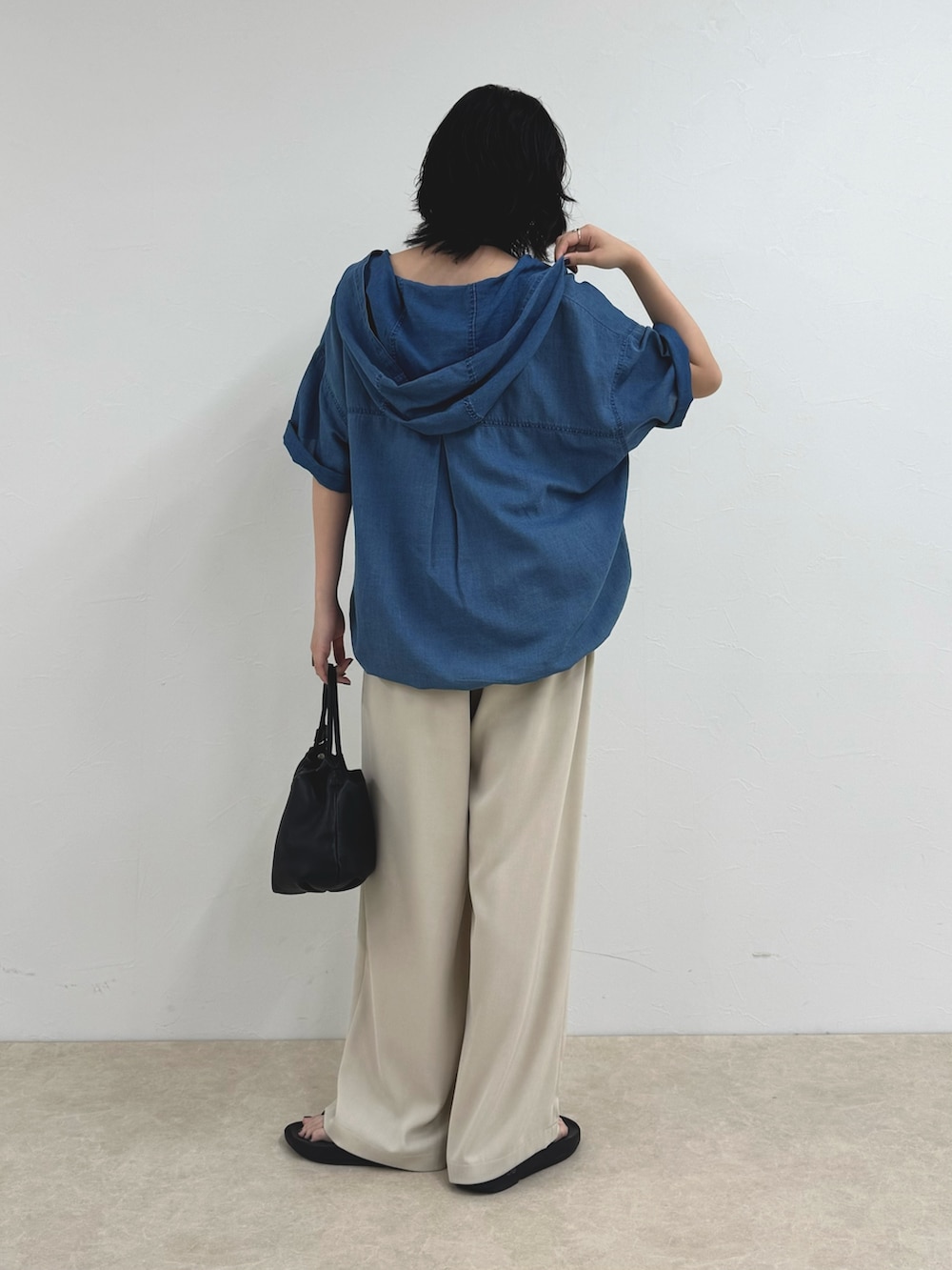 ブルー系のシャツ/ブラウス、ベージュ系のその他パンツ、ブラック系のサンダルを着用したレディースの夏コーディネートの3枚目の写真