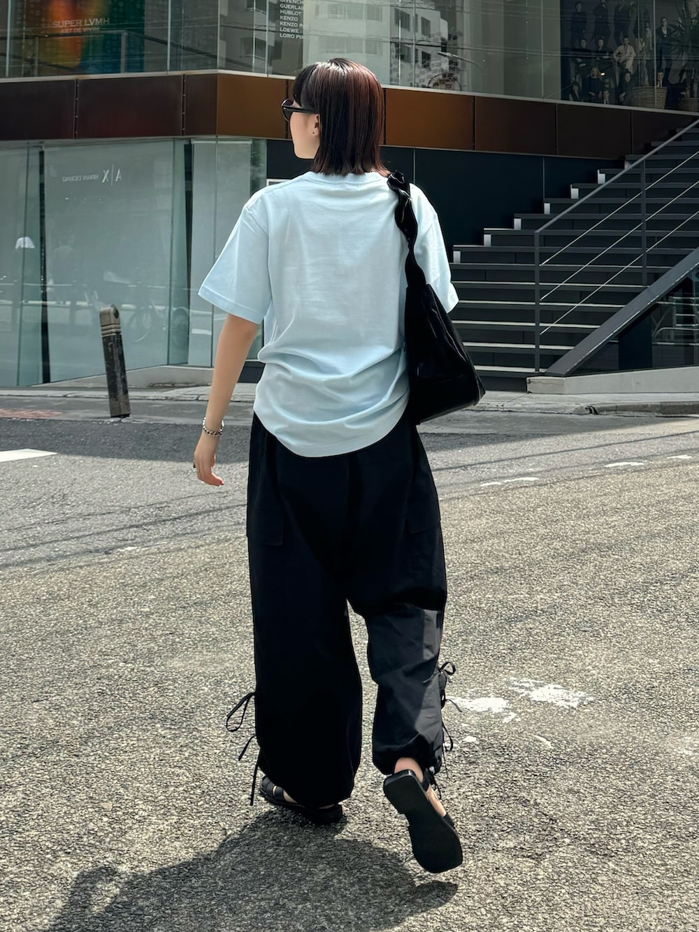 ブルー系のTシャツ/カットソーを着用したレディースの春コーディネートの3枚目の写真