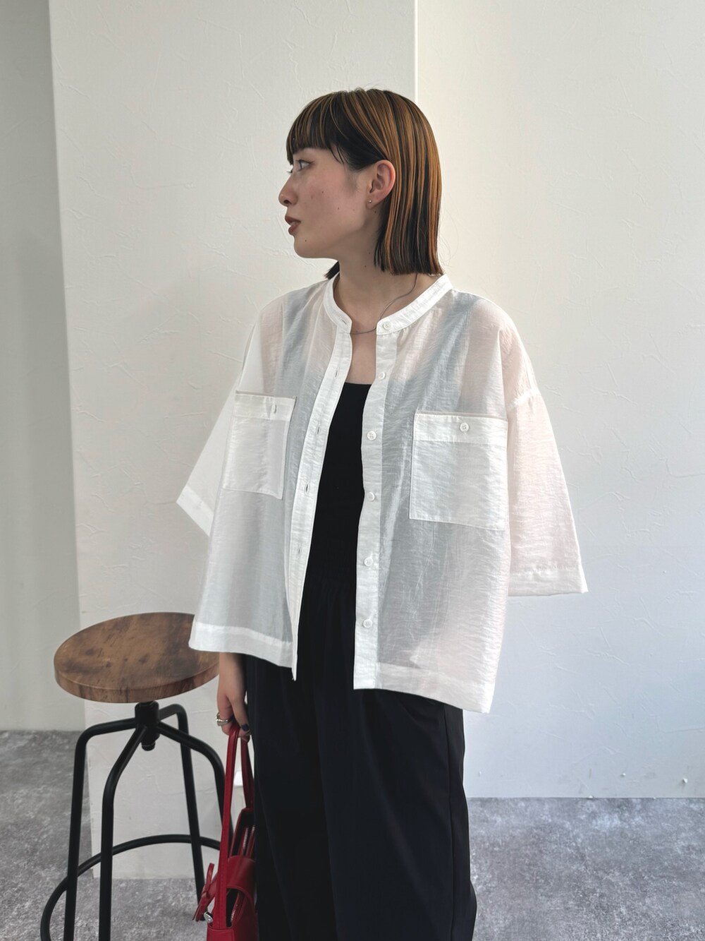 ホワイト系のシャツ/ブラウス、ブラック系のその他パンツ、ブラック系のサンダルを着用したレディースの夏コーディネートの4枚目の写真