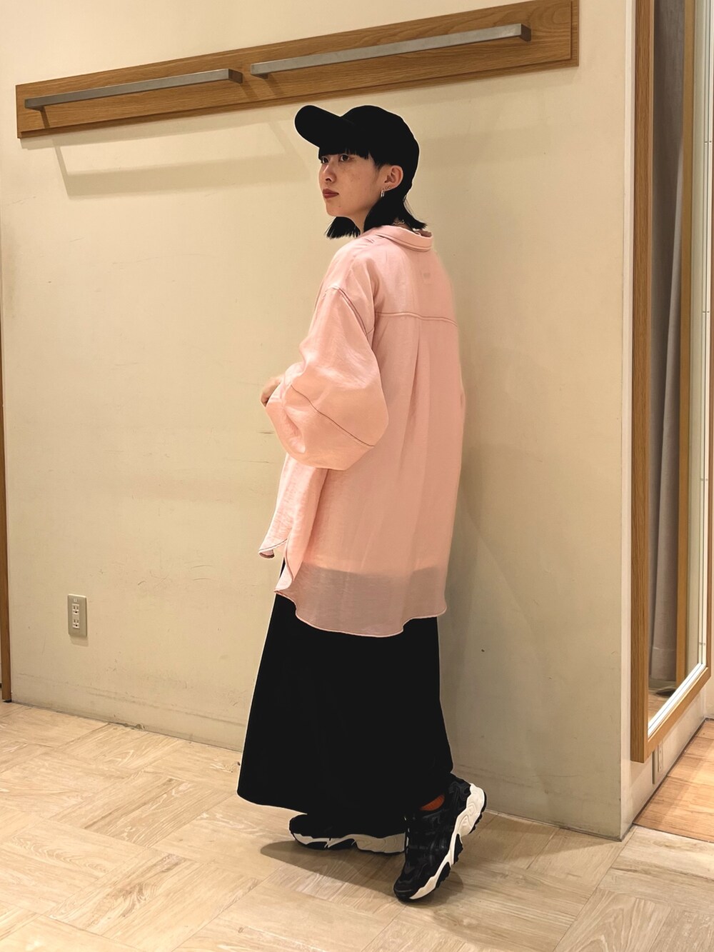 ホワイト系のTシャツ/カットソー、ピンク系のシャツ/ブラウス、ブラック系のスカートを着用したレディースの秋コーディネートの2枚目の写真