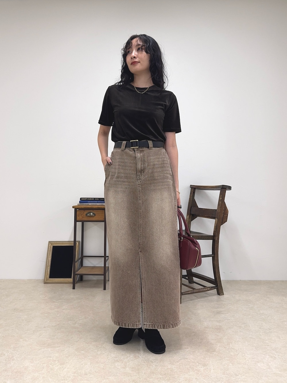 「お出かけコーデ、ロングスカート、休日スタイル、デニム、ブラウン、大人カジュアルコーデ、夏服、夏コーデ、秋服準備はじめました、デニムスカート、ワントーンコーデ、ベロア、ベロアトップス、低身長コーデ、ローファー」｜「fredy emueのベロア半袖Tシャツ（Tシャツ/カットソー、ブラウン系）」を使った、スダサチカさん（レディース・155cm）の夏コーディネートの2枚目の写真
