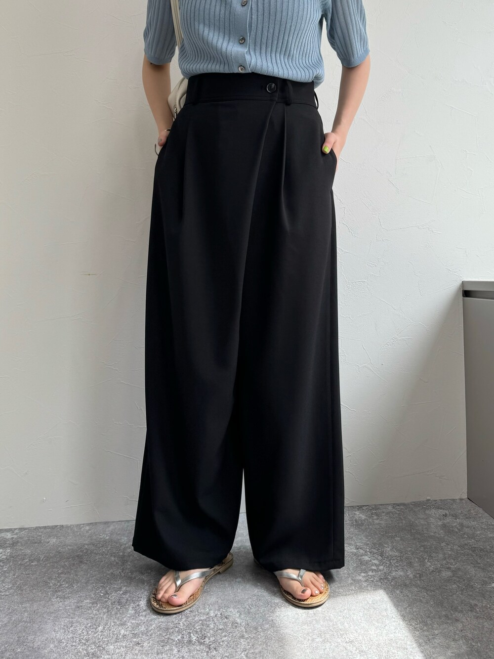 ブルー系のカーディガン/ボレロ、ブラック系のその他パンツ、ホワイト系のボストンバッグを着用したレディースの春コーディネートの5枚目の写真