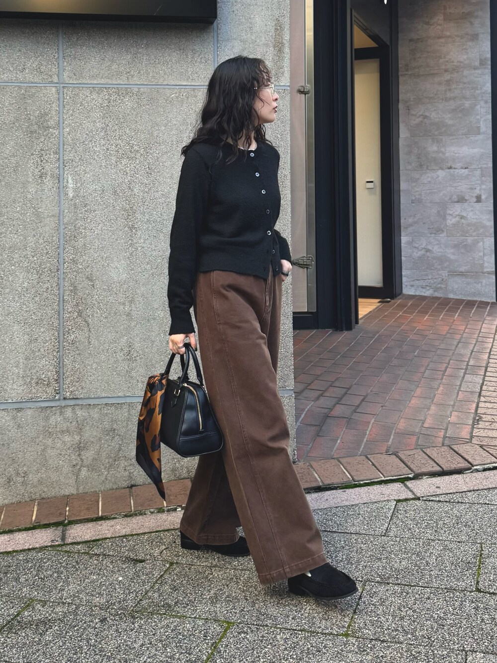 ブラック系のカーディガン/ボレロ、ブラウン系のその他パンツ、ブラック系のショルダーバッグを着用したレディースの秋コーディネートの5枚目の写真