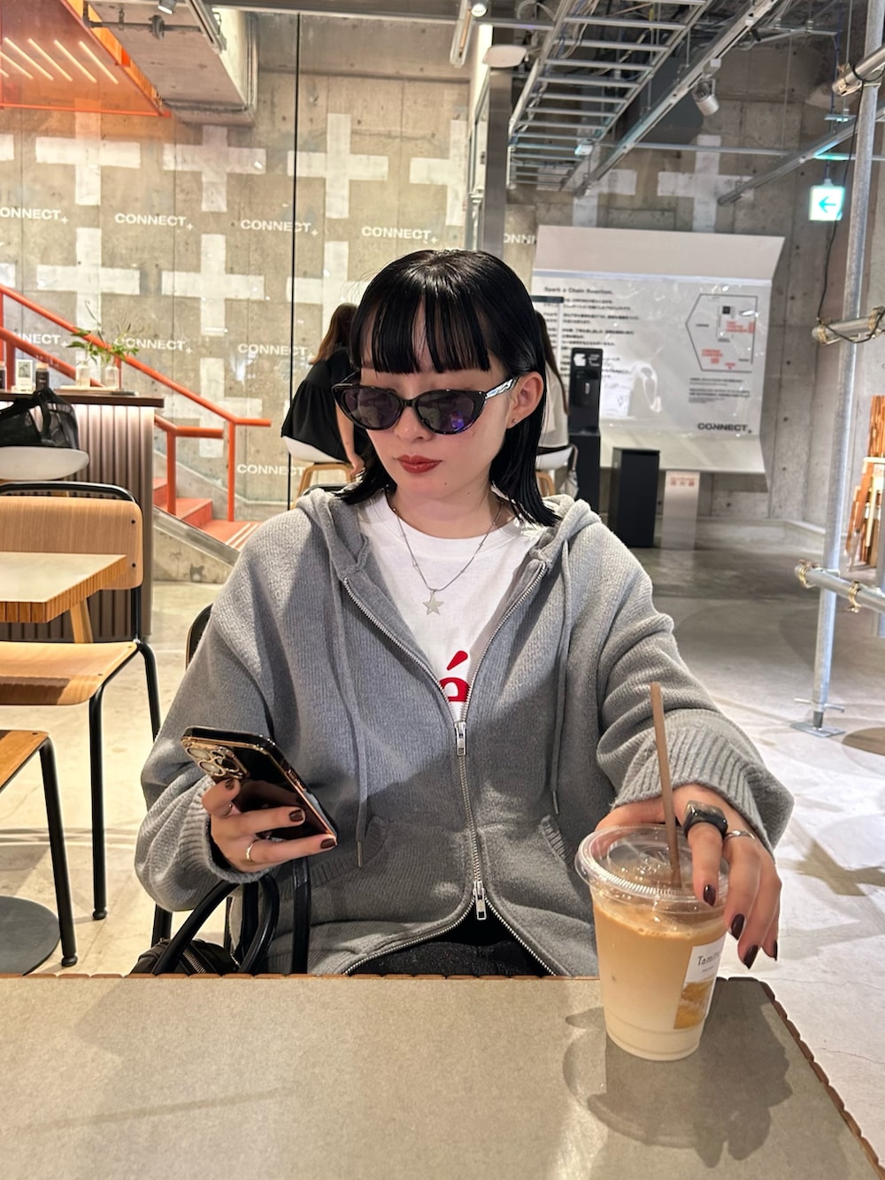 「スポーツミックス、ボストンバッグ、ロングスカート、スニーカー、秋コーデ、お出かけコーデ、パーカー、パーカーコーデ、ジップパーカ、スカート、コンバース、FREDY&GLOSTER、低身長コーデ、トレンドファッション、大人カジュアル」｜「fredy emueのフードニットZIPパーカー（パーカー、グレー系）」を使った、スダサチカさん（レディース・155cm）の秋コーディネートの2枚目の写真