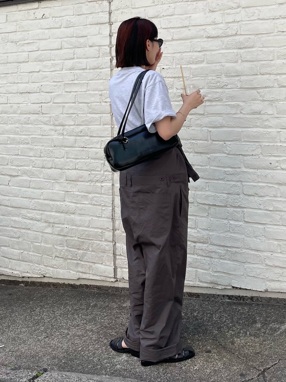 「ロゴT、休日スタイル、シンプルコーデ、サングラス、低身長コーデ、グルカサンダル、おでかけコーデ、つなぎ、オールインワン、ボストンバッグ、カジュアルコーデ、夏コーデ、Tシャツ、FREDY&GLOSTER、大人カジュアル」｜「GOOD ROCK SPEEDの【GOOD ROCK SPEED/グッドロックスピード】MICKEY Tシャツ（Tシャツ/カットソー、グレー系）」を使った、スダサチカさん（レディース・155cm）の春コーディネートの3枚目の写真