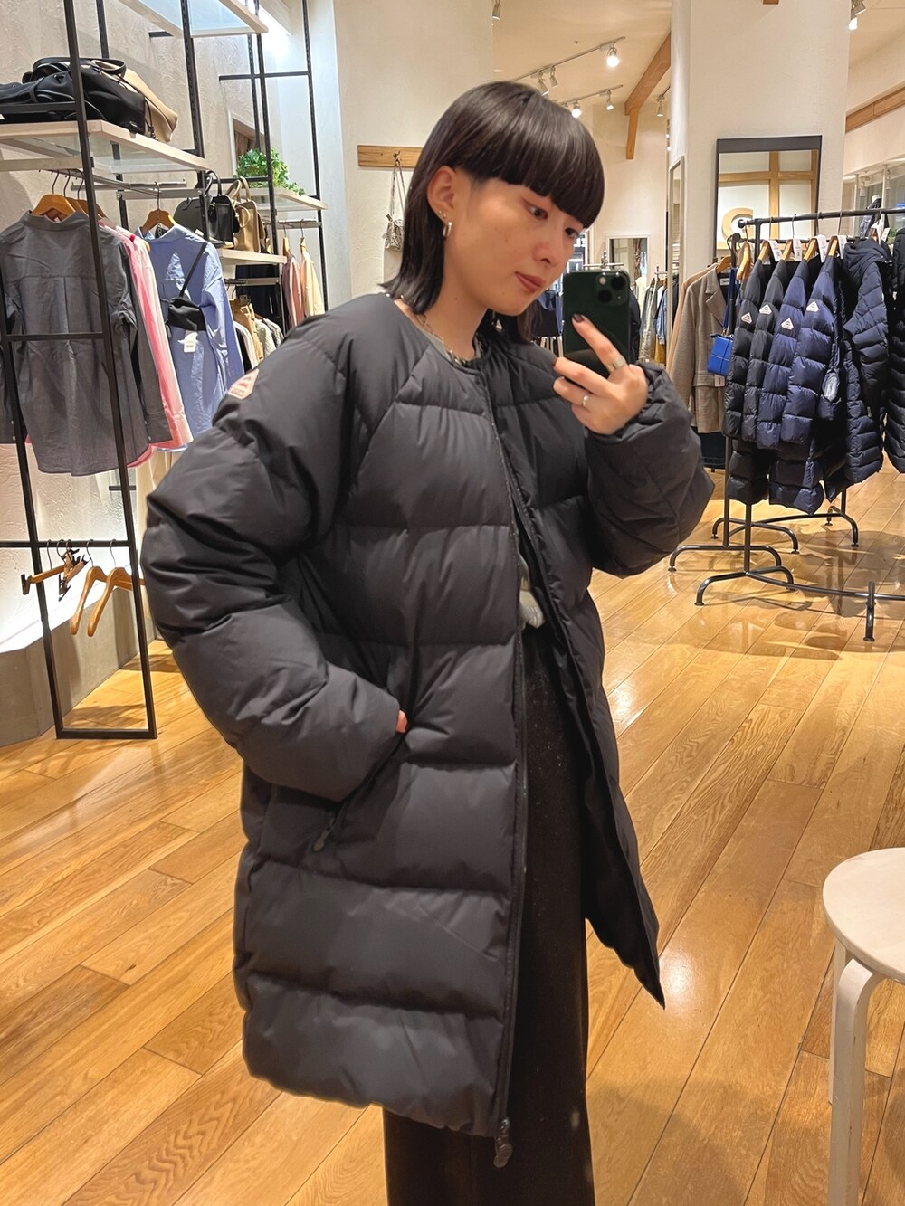 ブラック系のダウンジャケット/コートを着用したレディースの秋コーディネートの3枚目の写真