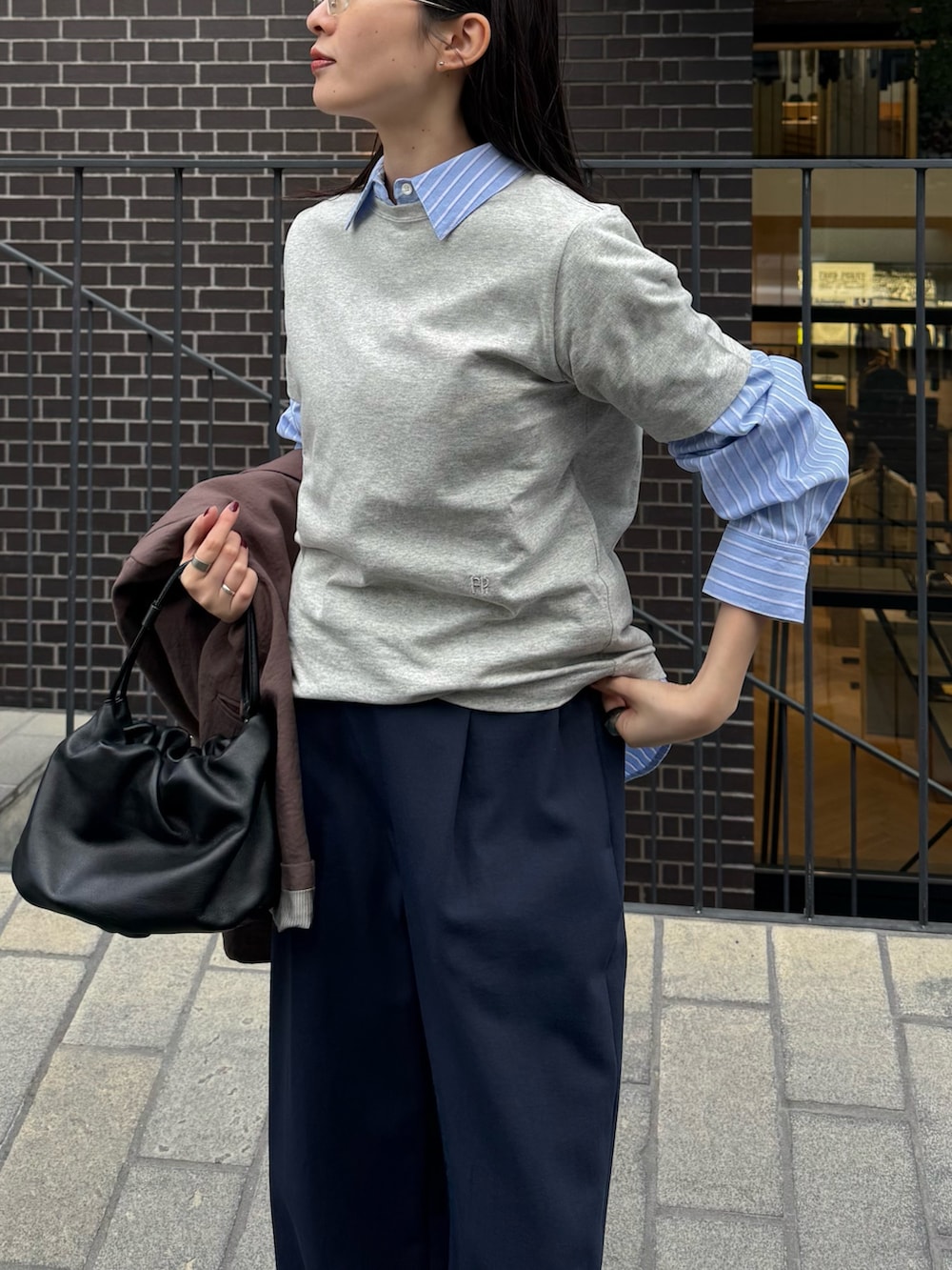 グレー系のTシャツ/カットソー、ブルー系のシャツ/ブラウス、ブルー系のその他パンツを着用したレディースの春コーディネートの5枚目の写真