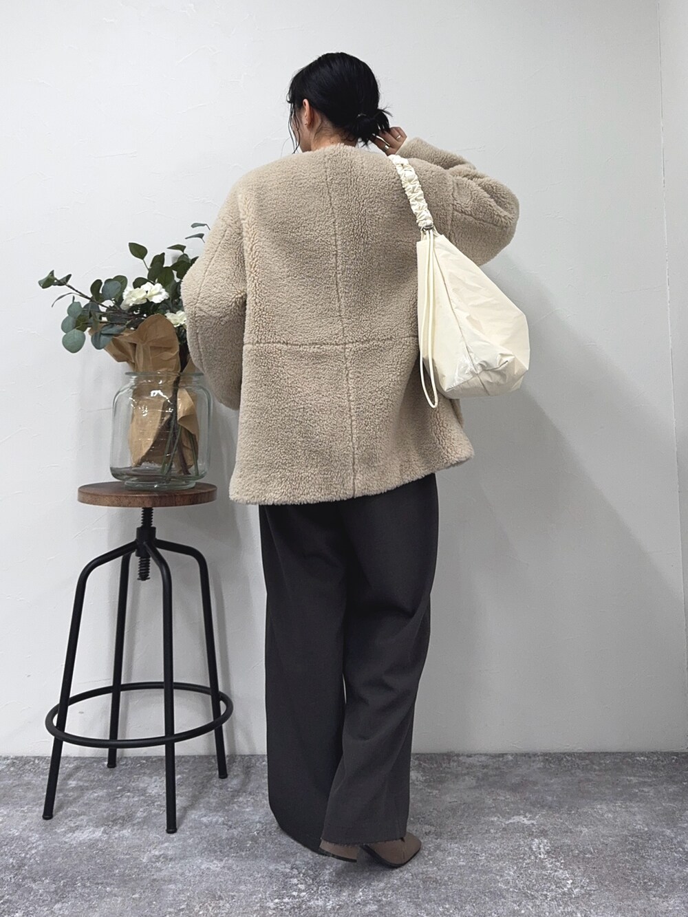「冬コーデ、クリスマスに着たい服、ニット、休日スタイル、きれいめカジュアル、スラックス、ボア、ボアコート、ボアジャケット、ショルダーバッグ、ブーツ、シンプルコーデ、FREDY&GLOSTER、低身長コーデ、アウター」｜「fredy emueのボアミドル丈コート（ノーカラーコート、ベージュ系）」を使った、スダサチカさん（レディース・155cm）の冬コーディネートの3枚目の写真