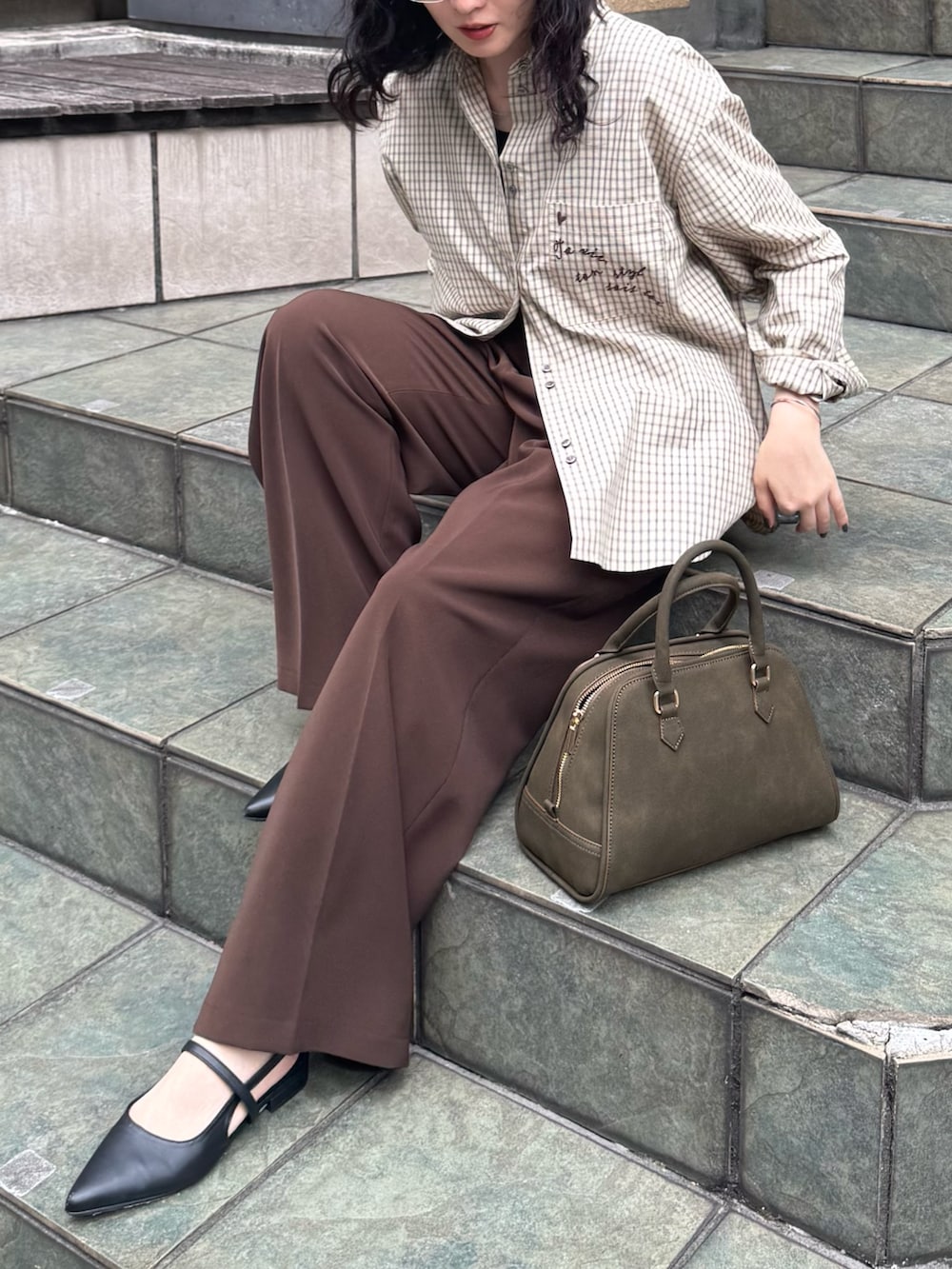 ベージュ系のシャツ/ブラウス、ブラウン系のスラックス、グリーン系のショルダーバッグを着用したレディースの秋コーディネートの6枚目の写真