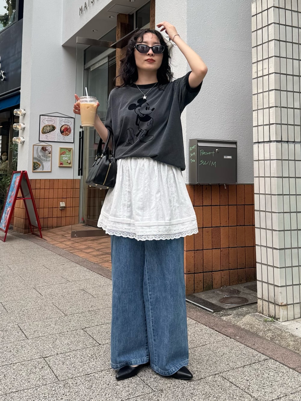 「デートコーデ、ミニスカート、レイヤードスタイル、デニム、サングラス、夏コーデ、韓国ファッション、大人カジュアルコーデ、春夏コーデ、シンプル、白スカート、レーススカート、Tシャツ、ミッキー、低身長コーデ」｜「fredy emueの【GOOD ROCK SPEED/グッドロックスピード】Disney MickeyリンガーTシャツ（Tシャツ/カットソー、グレー系）」を使った、スダサチカさん（骨格ナチュラル・レディース・155cm）の夏コーディネートの6枚目の写真