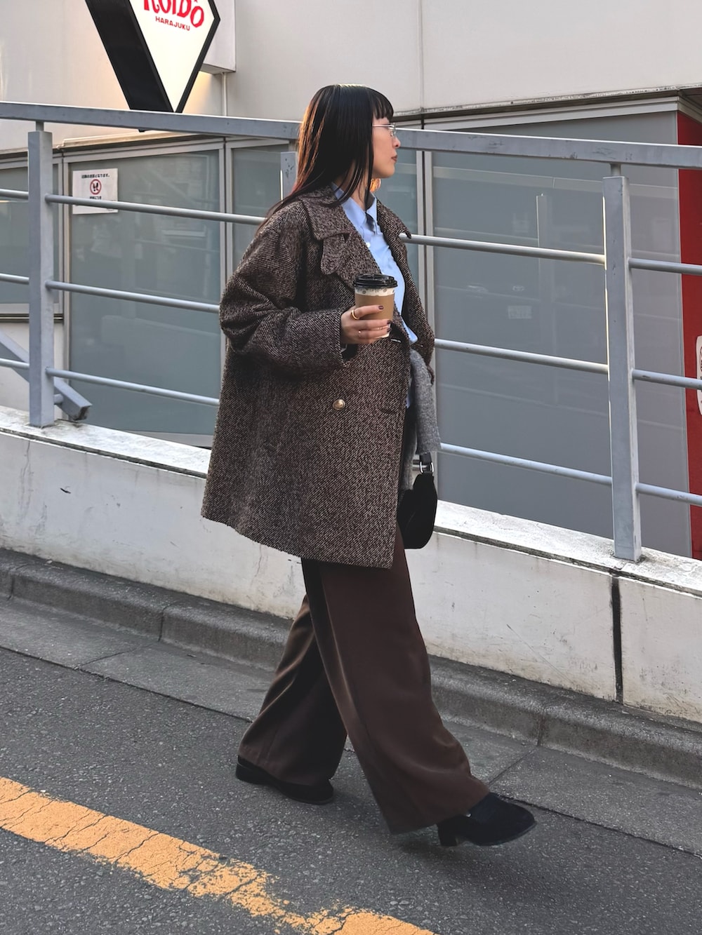 ベージュ系のピーコート、ブルー系のシャツ/ブラウス、ブラウン系のその他パンツを着用したレディースの秋コーディネートの5枚目の写真