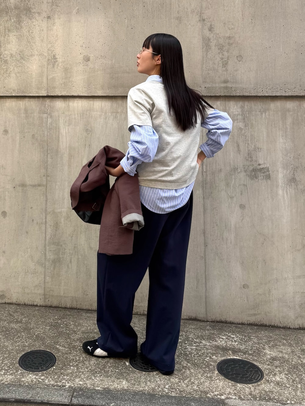 グレー系のTシャツ/カットソー、ブルー系のシャツ/ブラウス、ブルー系のその他パンツを着用したレディースの春コーディネートの6枚目の写真