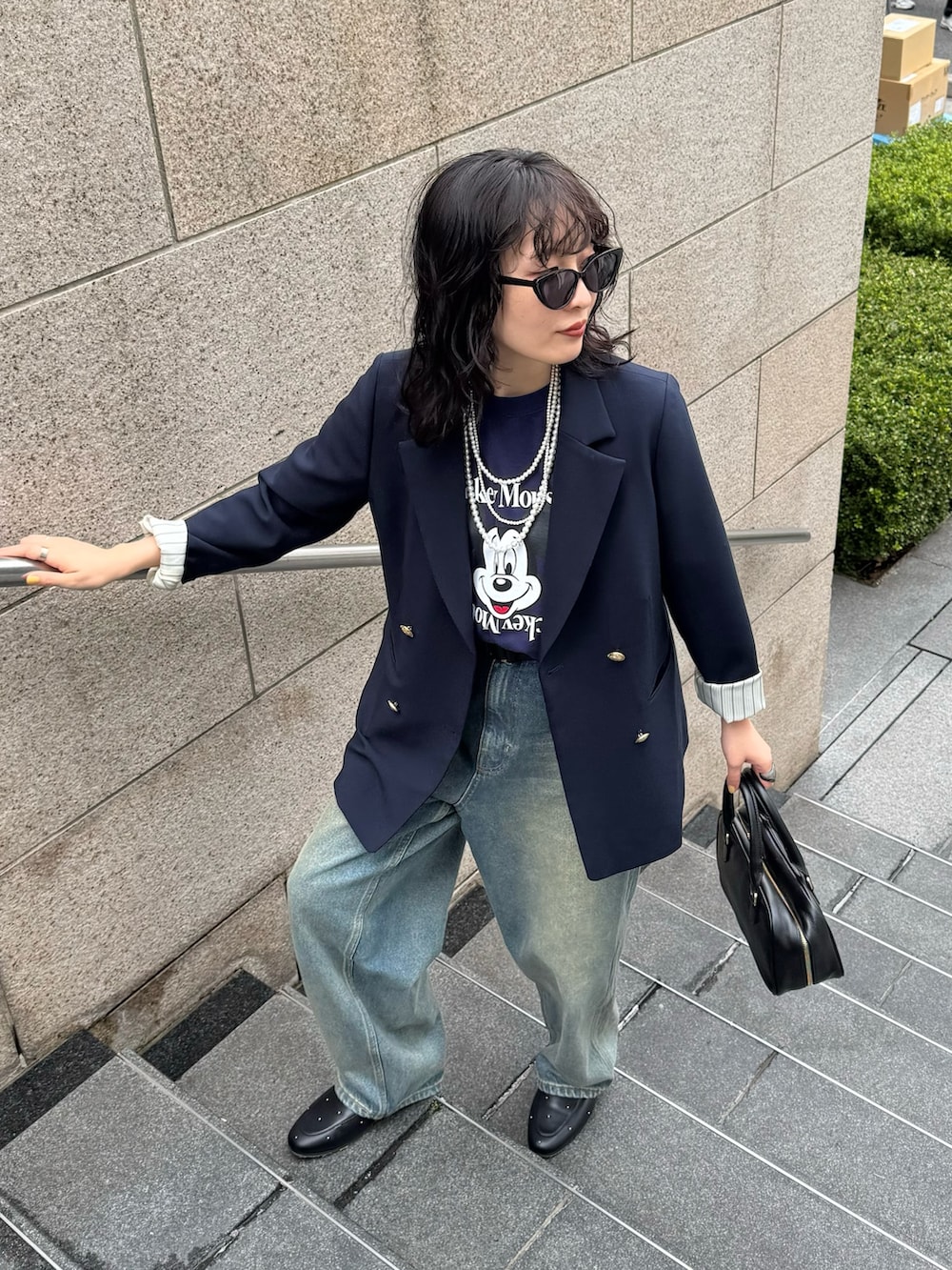 ブルー系のTシャツ/カットソー、ブルー系のテーラードジャケット、ブルー系のデニムパンツを着用したレディースの春コーディネートの5枚目の写真