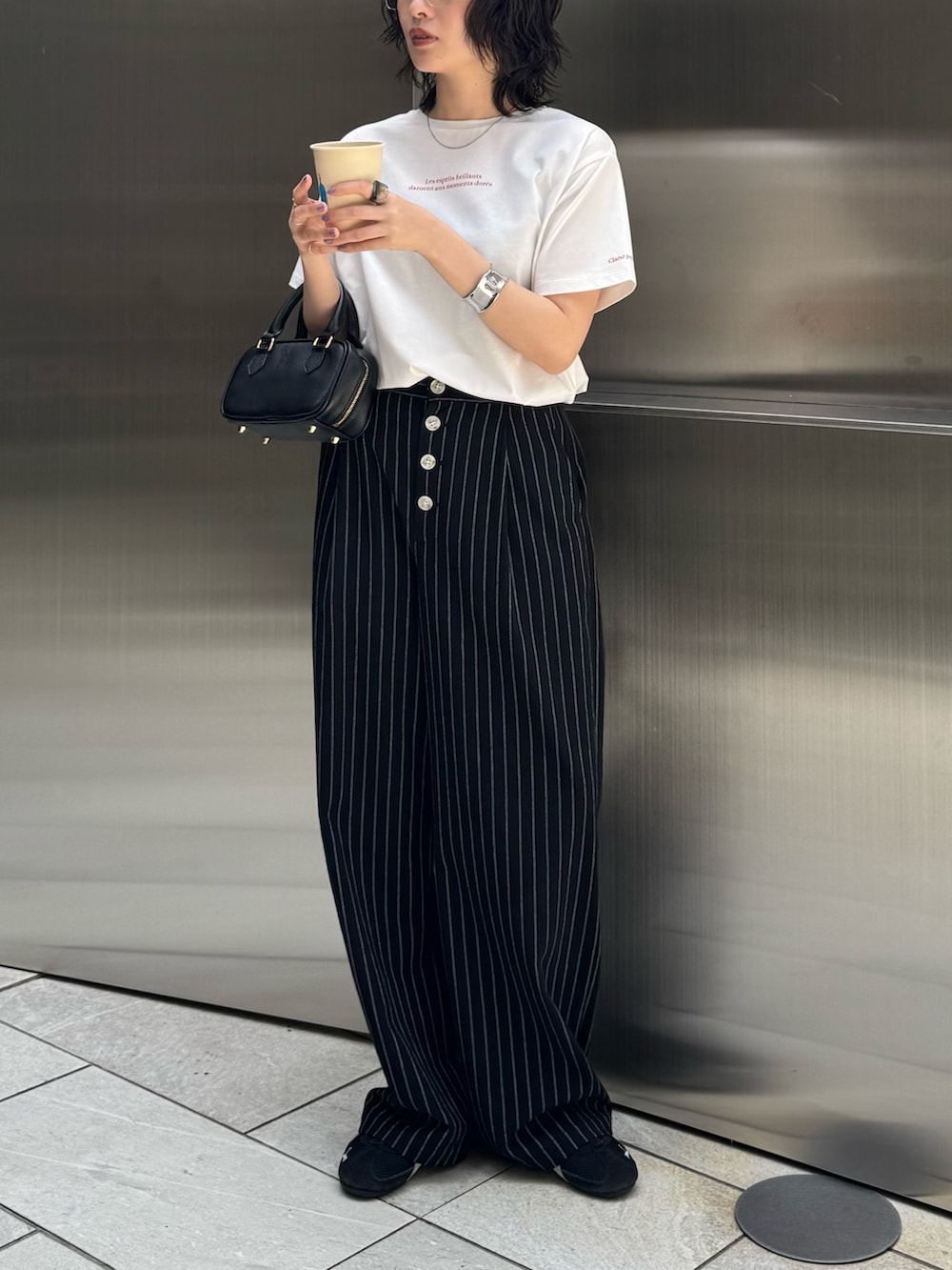 ホワイト系のTシャツ/カットソー、ブラック系のその他パンツを着用したレディースの夏コーディネートの6枚目の写真