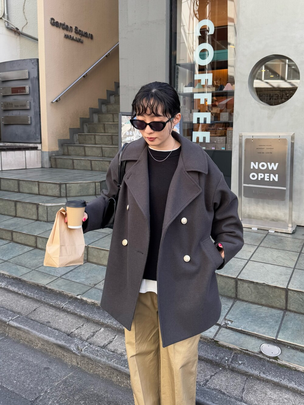 「ブーツ、ニット、クリスマスに着たい服、マイベストコーデ2024、冬コーデ、休日スタイル、きれいめカジュアル、ピーコート、アウター、チノパン、グレー、オトナカジュアル、FREDY&GLOSTER、低身長コーデ、冬アウター」｜「fredy emueのカシミヤ混ケーブル柄ラインニットプルオーバー（ニット/セーター、ブラック系）」を使った、スダサチカさん（レディース・155cm）の冬コーディネートの6枚目の写真