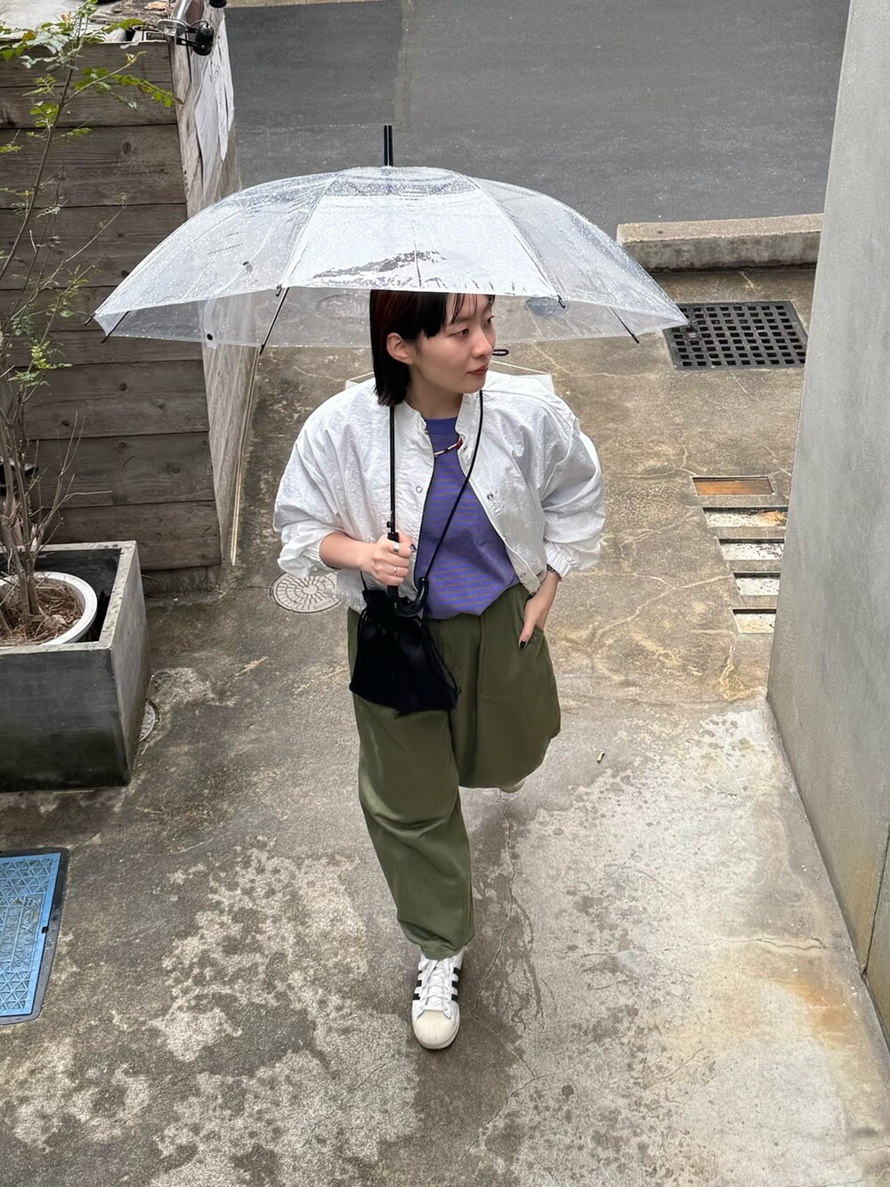 ホワイト系のブルゾン、パープル系のTシャツ/カットソー、グリーン系のその他パンツを着用したレディースの春コーディネートの4枚目の写真