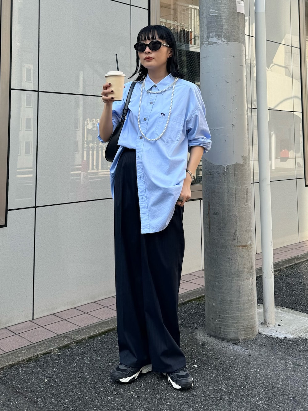 「秋服準備はじめました、シャツスタイル、休日スタイル、スニーカー、秋コーデ、シンプルスタイル、ワントーン、ブルーコーデ、スラックス、ストライプ、ストライプパンツ、FREDY&GLOSTER、低身長コーデ、パールネックレス、ロングネックレス」｜「fredy emueのFR刺繍ベーシックシャツ（シャツ/ブラウス、ブルー系）」を使った、スダサチカさん（レディース・155cm）の秋コーディネートの2枚目の写真