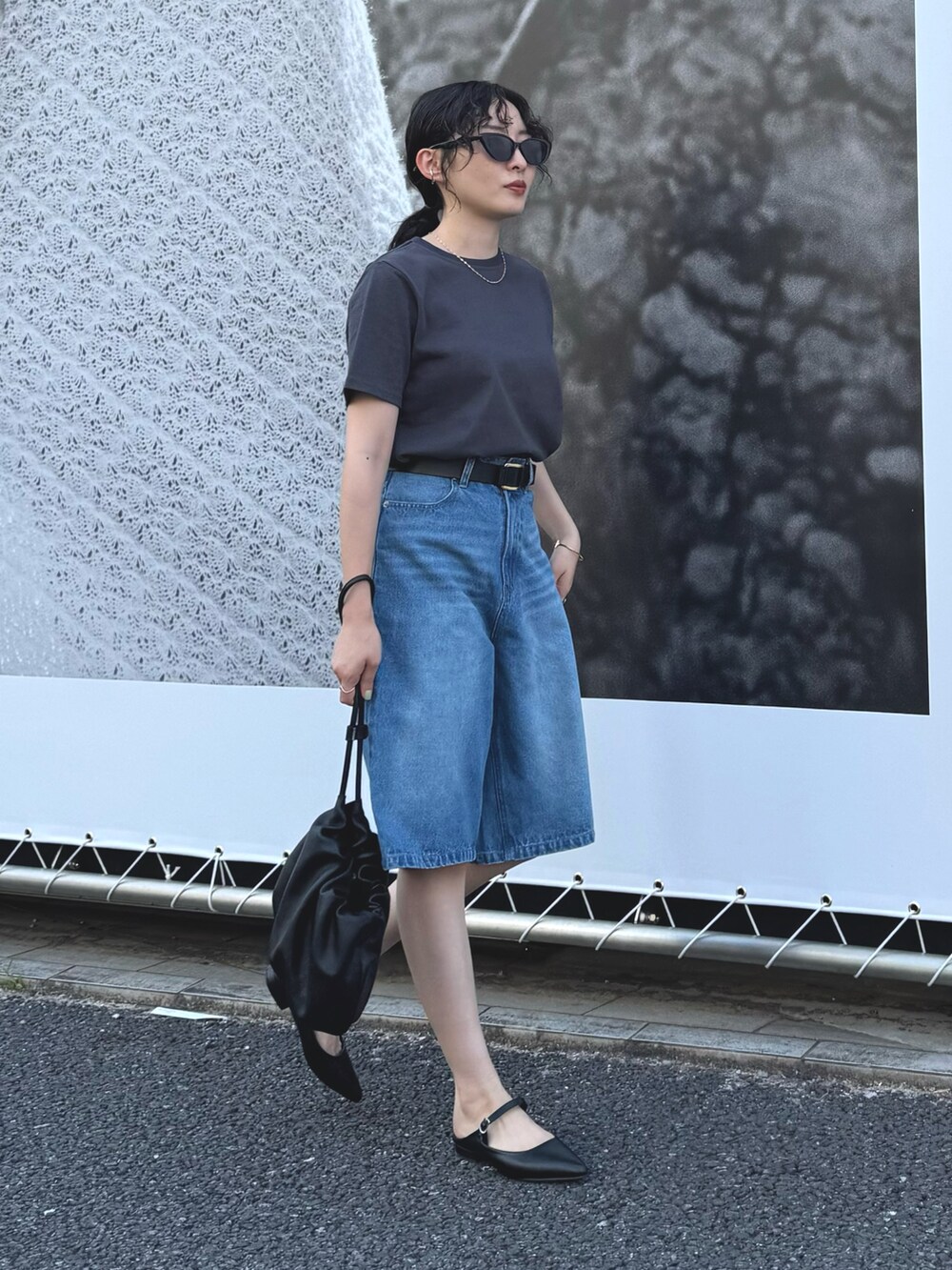 「夏コーデ、黒Tシャツ、きれいめカジュアル、ショートパンツ、デニム、サングラス、お出かけコーデ、休日スタイル、夏ファッション、Tシャツ、Tシャツ×デニム、ハーフパンツ、デニムパンツ、低身長コーデ、大人カジュアル」｜「fredy emueのベーシック半袖Tシャツ（Tシャツ/カットソー、グレー系）」を使った、スダサチカさん（レディース・155cm）の夏コーディネートの2枚目の写真
