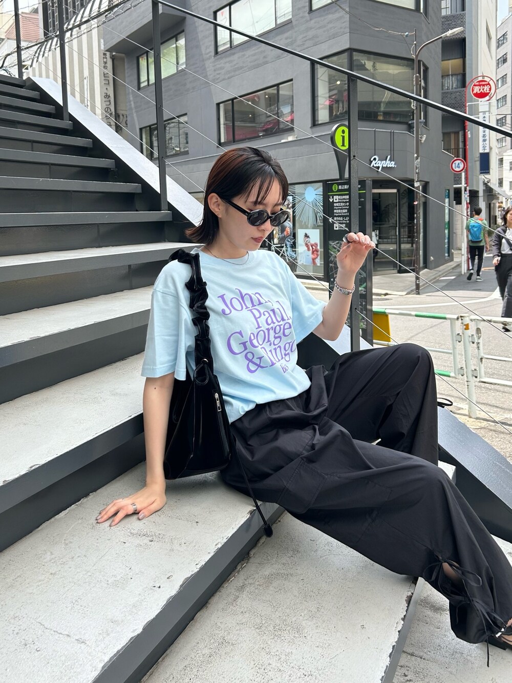 ブルー系のTシャツ/カットソーを着用したレディースの春コーディネートの7枚目の写真
