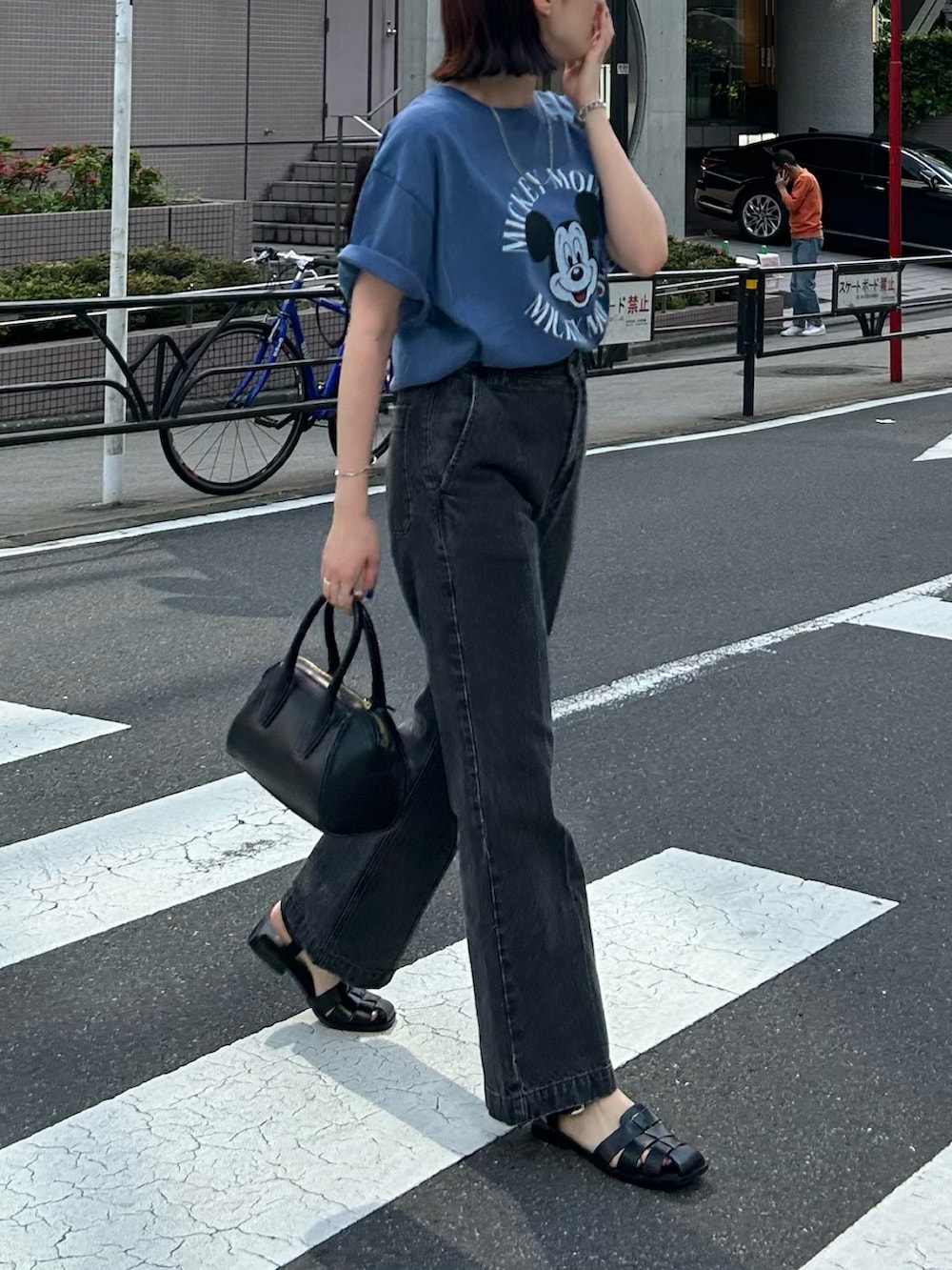 「デニム、メガネ女子、春夏コーデ、休日スタイル、シンプルコーデ、サングラス、低身長コーデ、グルカサンダル、パンツスタイル、Tシャツ、GOOD ROCK SPEED、ミッキー、ブラックデニム、FREDY&GLOSTER、オトナカジュアル」｜「GOOD ROCK SPEEDの【GOOD ROCK SPEED/グッドロックスピード】MICKEY Tシャツ（Tシャツ/カットソー、ブルー系）」を使った、スダサチカさん（レディース・155cm）の春コーディネートの3枚目の写真