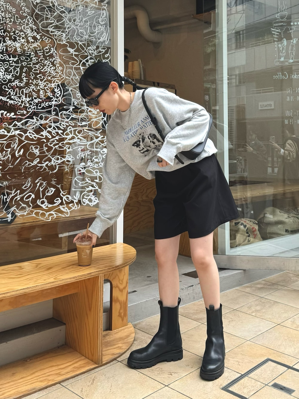 グレー系のスウェット、ブラック系のその他パンツ、ブラック系のハンドバッグを着用したレディースの秋コーディネートの2枚目の写真