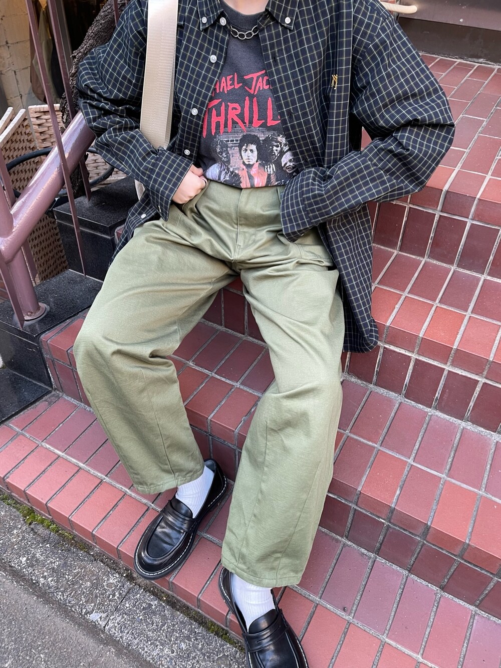 グリーン系のシャツ/ブラウス、グレー系のTシャツ/カットソー、グリーン系のその他パンツを着用したレディースの春コーディネートの3枚目の写真