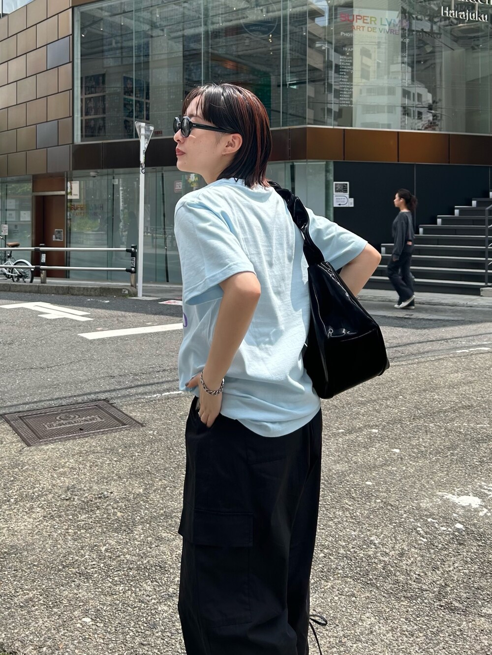 ブルー系のTシャツ/カットソーを着用したレディースの春コーディネートの8枚目の写真